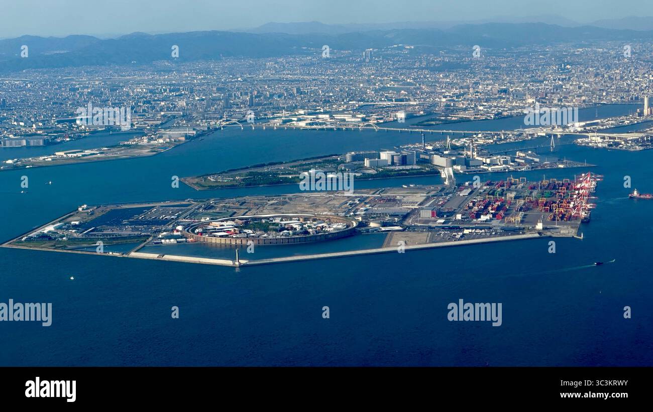 Vista aerea dell'isola di Yumeshima e del porto di Osaka con il sito Expo 2025 e i terminal container, la baia di Osaka, la regione del Kansai, Giappone. Foto Stock