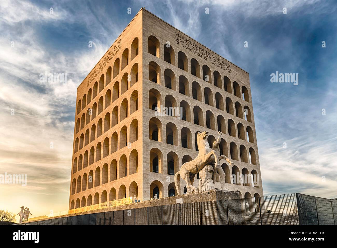 ROMA - 12 MARZO: Palazzo della civiltà Italiana, alias Piazza Colosseo, a Roma, 12 marzo 2016. Il monumento si trova nel quartiere finanziario EUR i Foto Stock