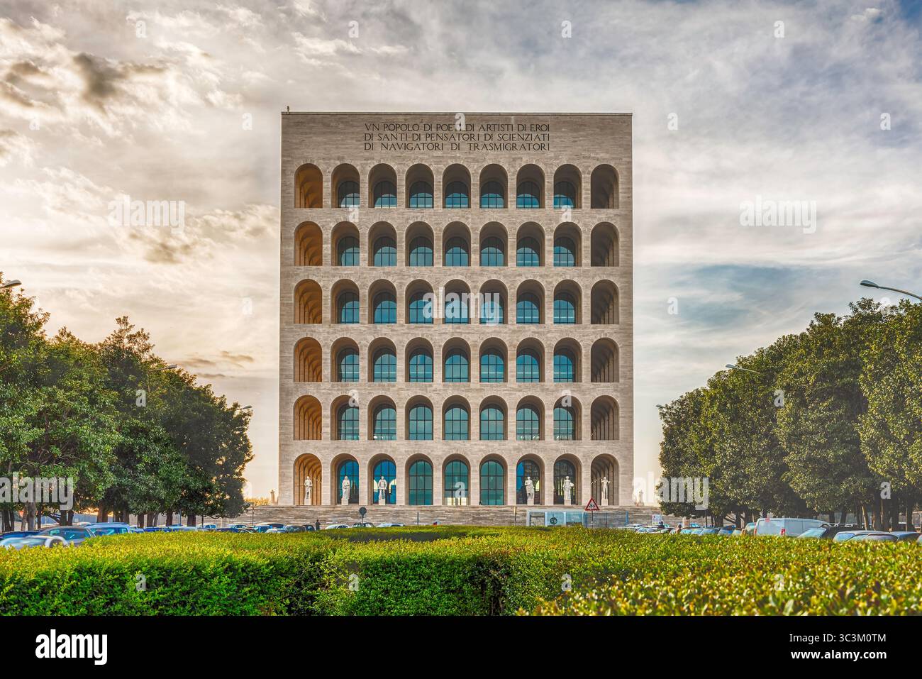 ROMA - 12 MARZO: Palazzo della civiltà Italiana, alias Piazza Colosseo, a Roma, 12 marzo 2016. Il monumento si trova nel quartiere finanziario EUR i Foto Stock