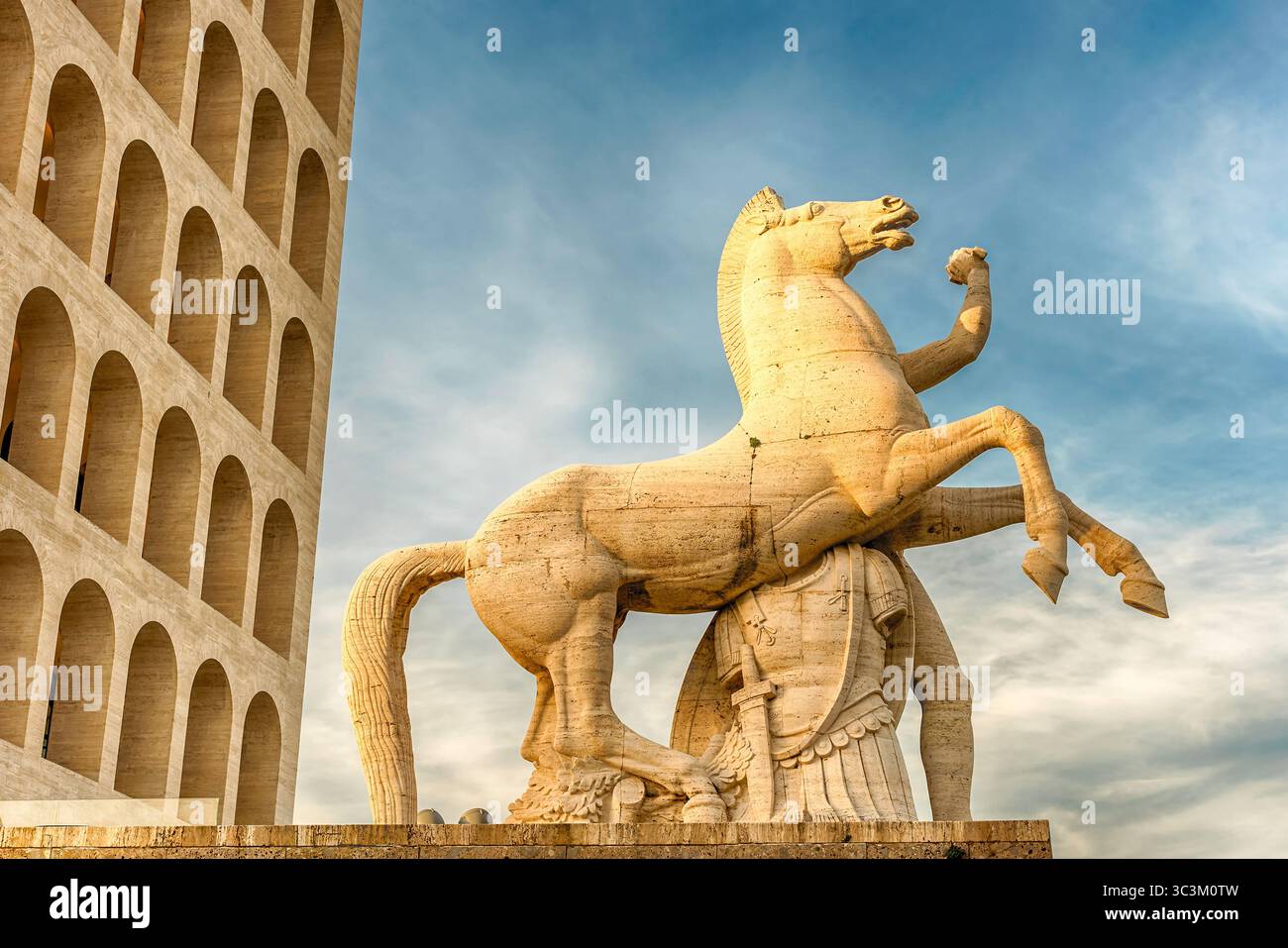 ROMA - 12 MARZO: Palazzo della civiltà Italiana, alias Piazza Colosseo, a Roma, 12 marzo 2016. Il monumento si trova nel quartiere finanziario EUR i Foto Stock
