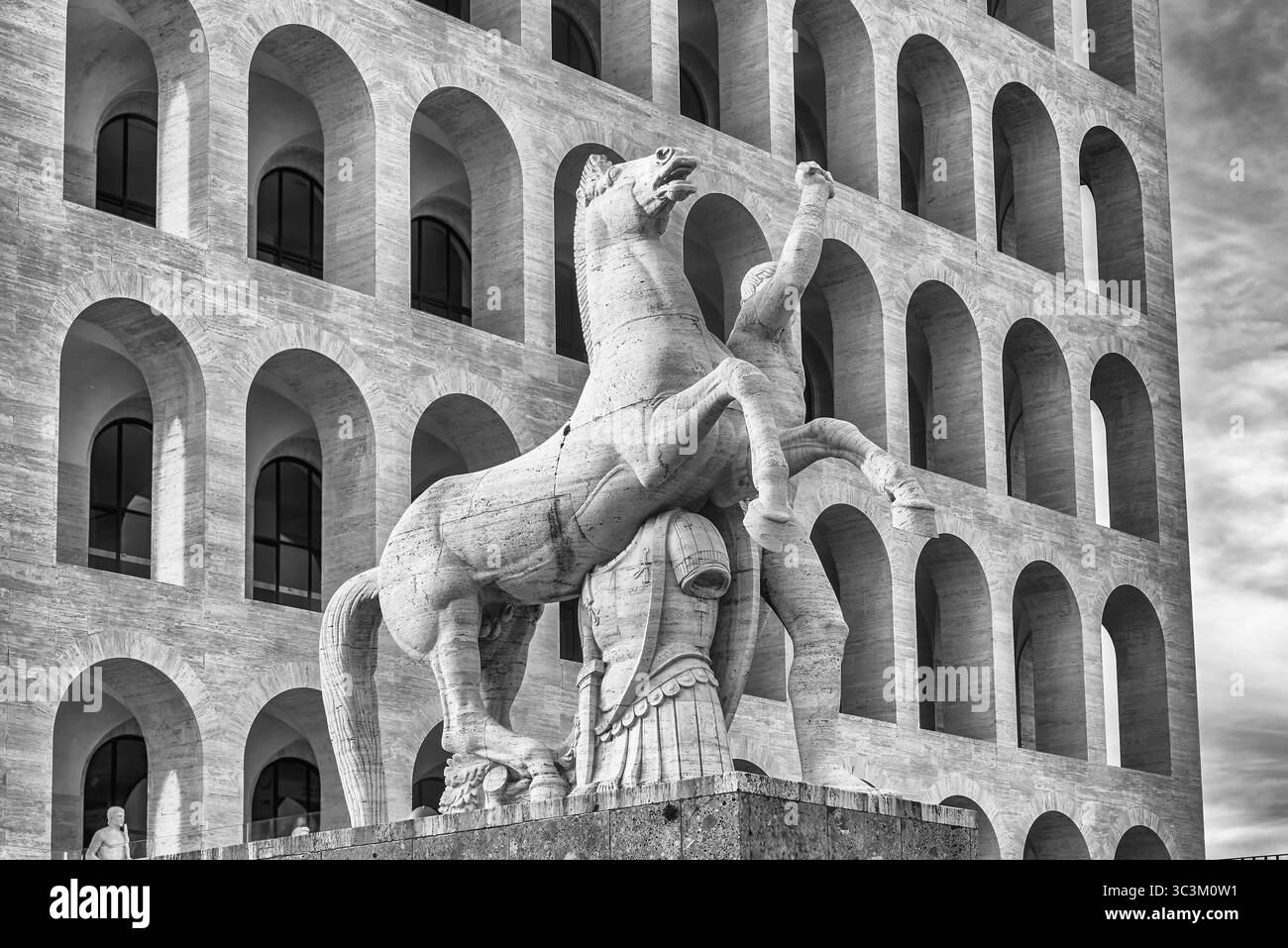 ROMA - 12 MARZO: Palazzo della civiltà Italiana, alias Piazza Colosseo, a Roma, 12 marzo 2016. Il monumento si trova nel quartiere finanziario EUR i Foto Stock