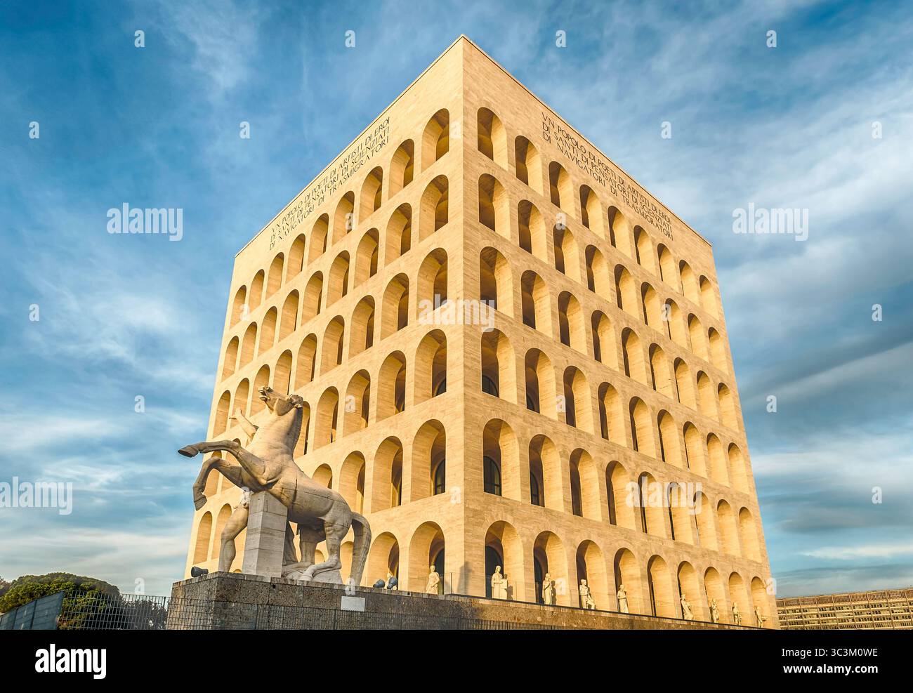 ROMA - 12 MARZO: Palazzo della civiltà Italiana, alias Piazza Colosseo, a Roma, 12 marzo 2016. Il monumento si trova nel quartiere finanziario EUR i Foto Stock