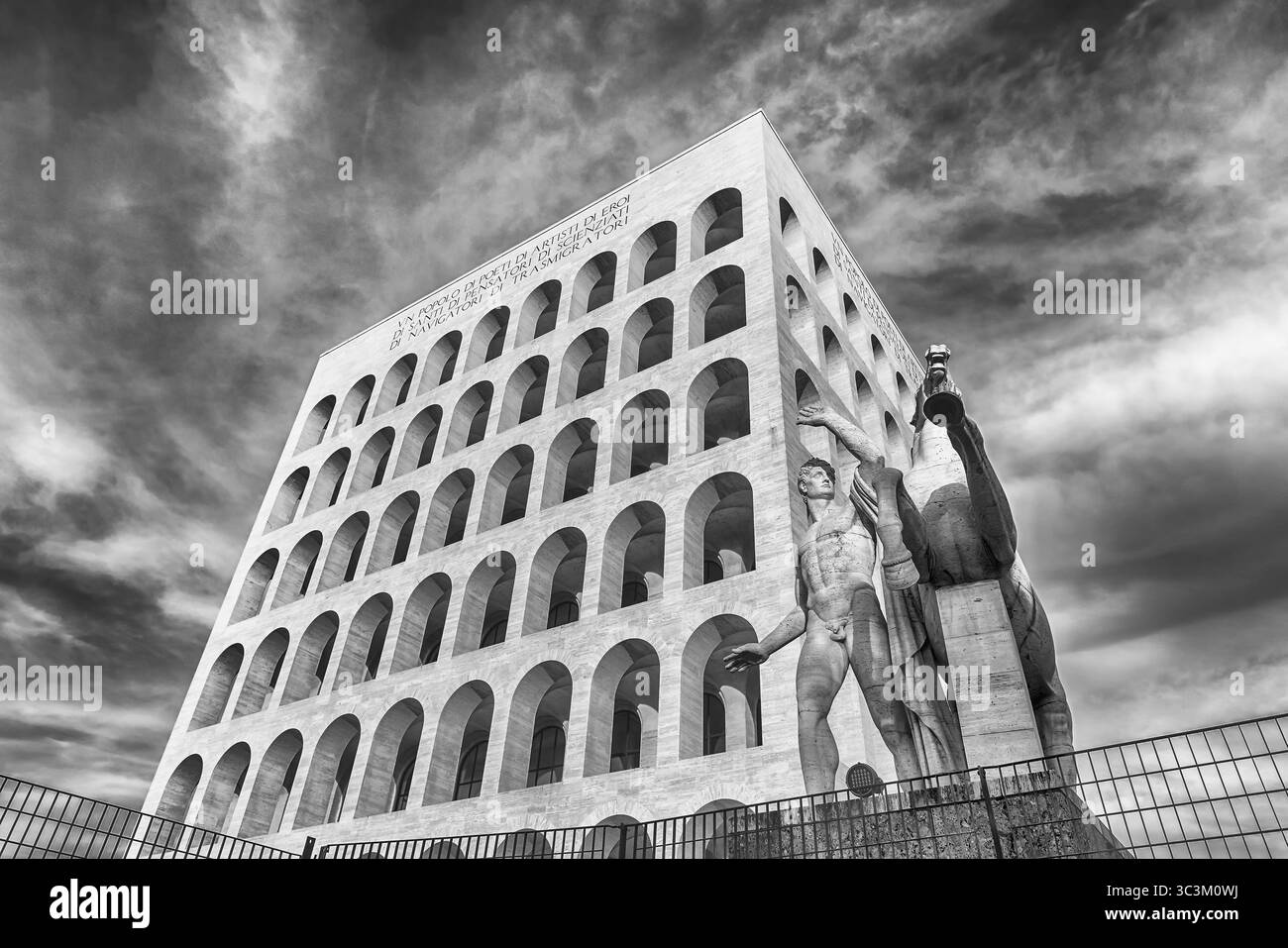 ROMA - 12 MARZO: Palazzo della civiltà Italiana, alias Piazza Colosseo, a Roma, 12 marzo 2016. Il monumento si trova nel quartiere finanziario EUR i Foto Stock