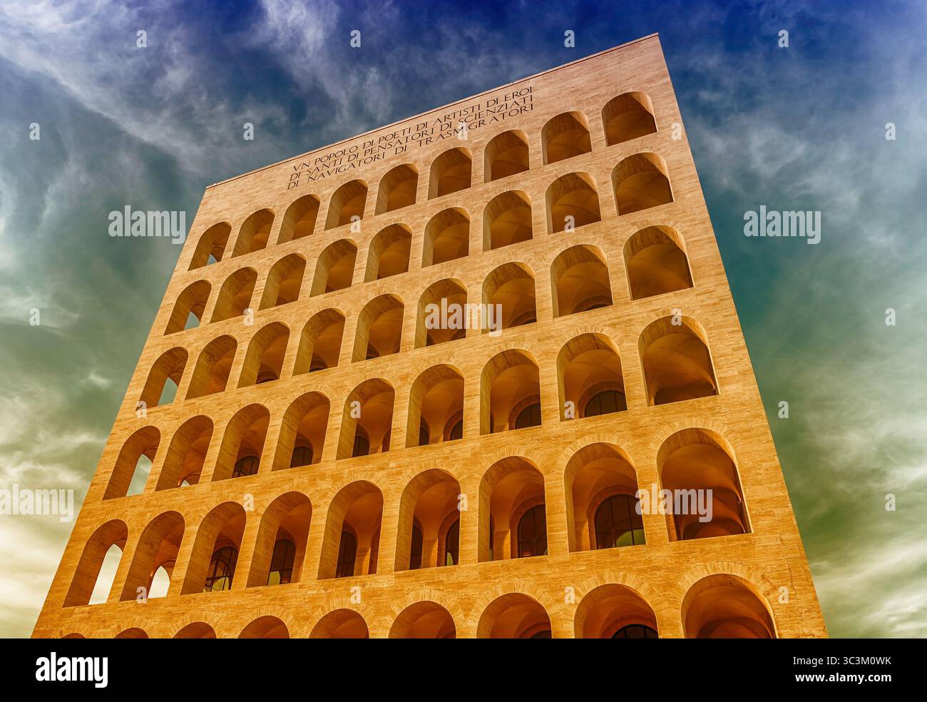 ROMA - 12 MARZO: Palazzo della civiltà Italiana, alias Piazza Colosseo, a Roma, 12 marzo 2016. Il monumento si trova nel quartiere finanziario EUR i Foto Stock