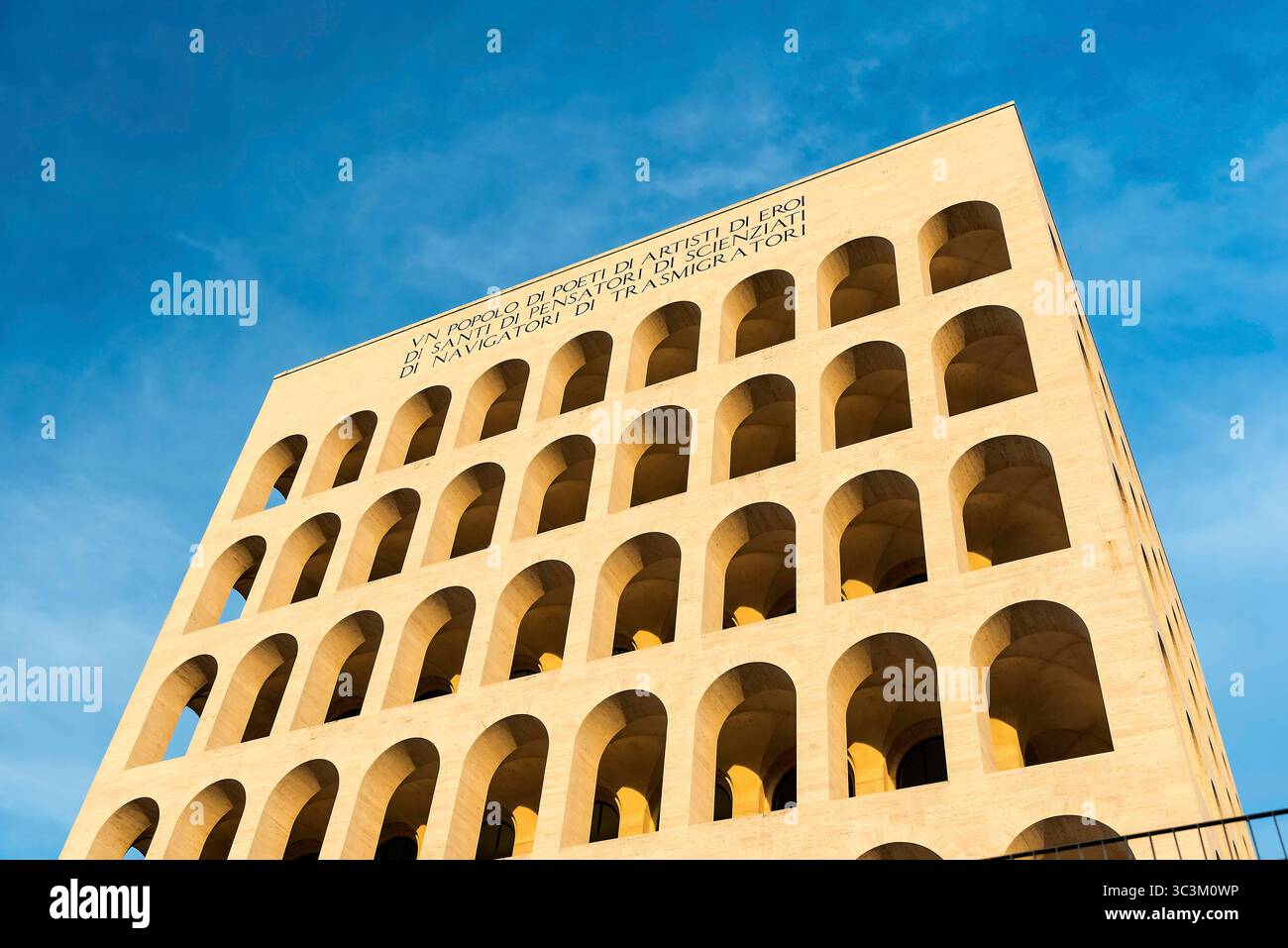 ROMA - 12 MARZO: Palazzo della civiltà Italiana, alias Piazza Colosseo, a Roma, 12 marzo 2016. Il monumento si trova nel quartiere finanziario EUR i Foto Stock