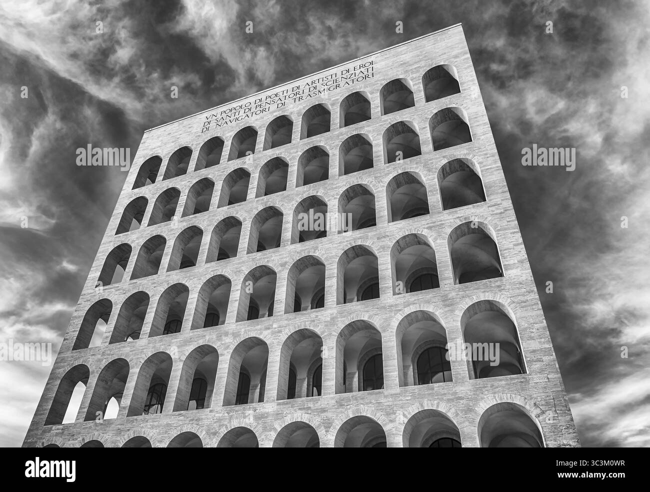 ROMA - 12 MARZO: Palazzo della civiltà Italiana, alias Piazza Colosseo, a Roma, 12 marzo 2016. Il monumento si trova nel quartiere finanziario EUR i Foto Stock