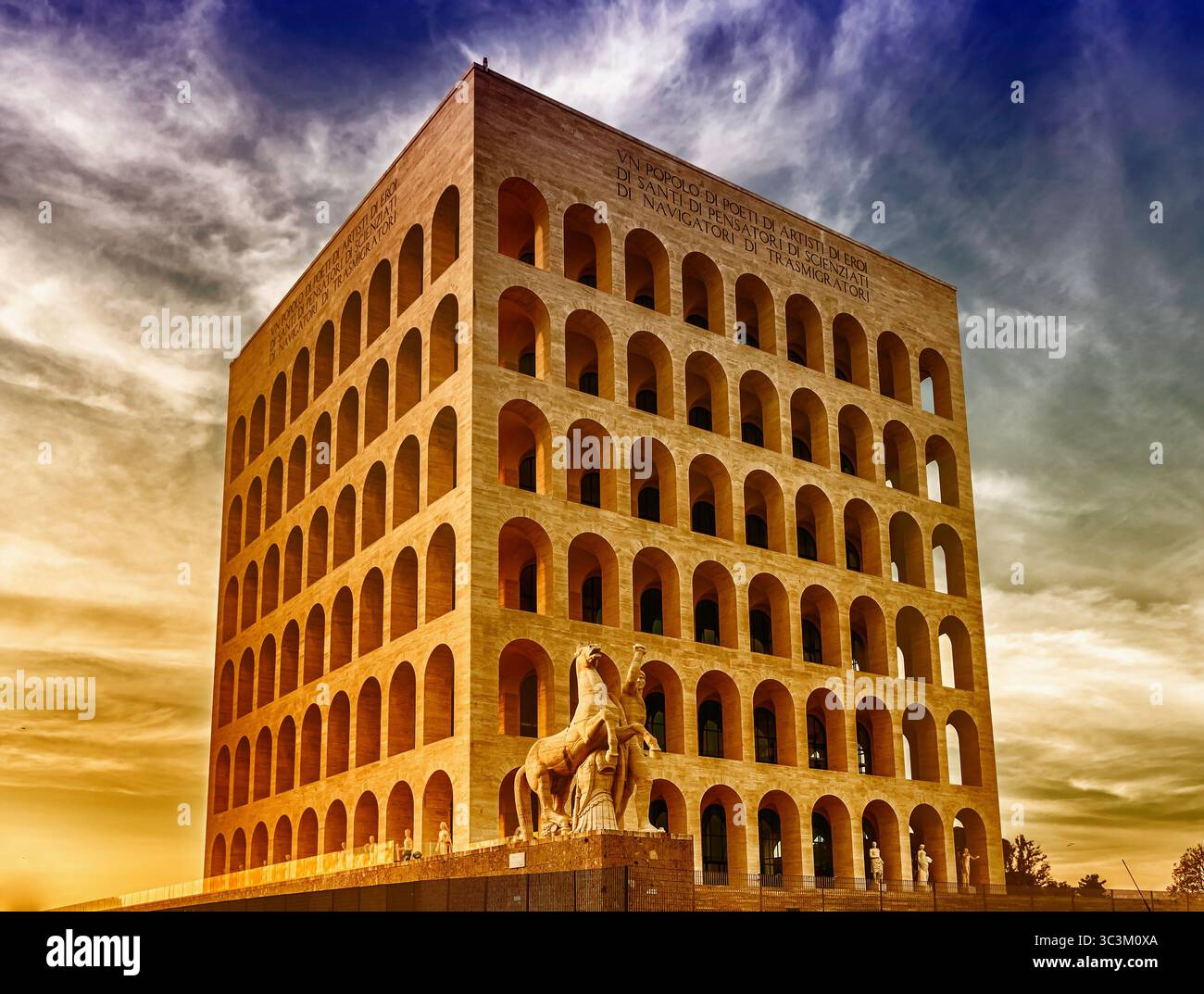 ROMA - 12 MARZO: Palazzo della civiltà Italiana, alias Piazza Colosseo, a Roma, 12 marzo 2016. Il monumento si trova nel quartiere finanziario EUR i Foto Stock
