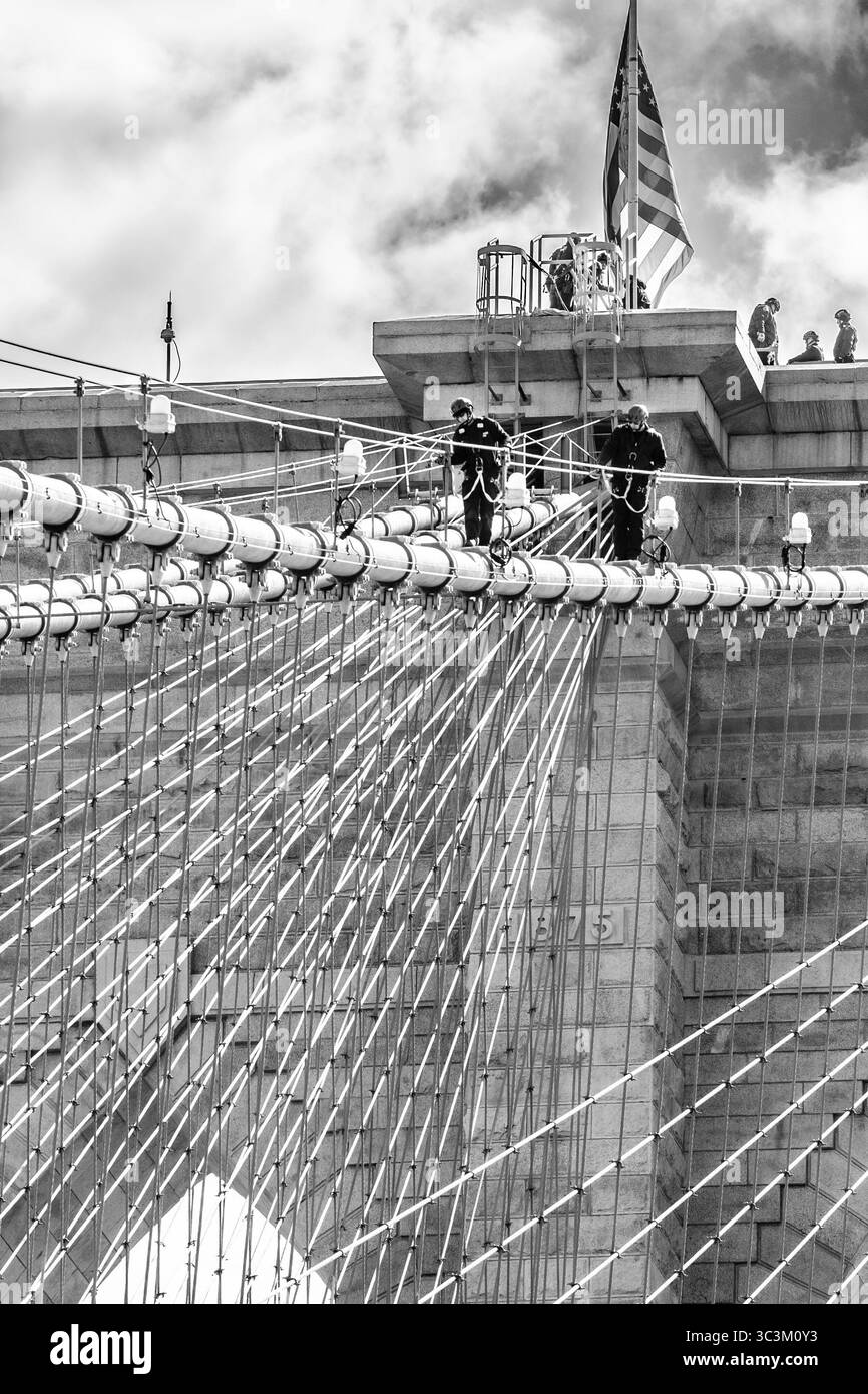 Gli agenti di polizia di New York conducono un'esercitazione di addestramento ad alto angolo sui cavi di sospensione del ponte di Brooklyn a New York. Foto Stock