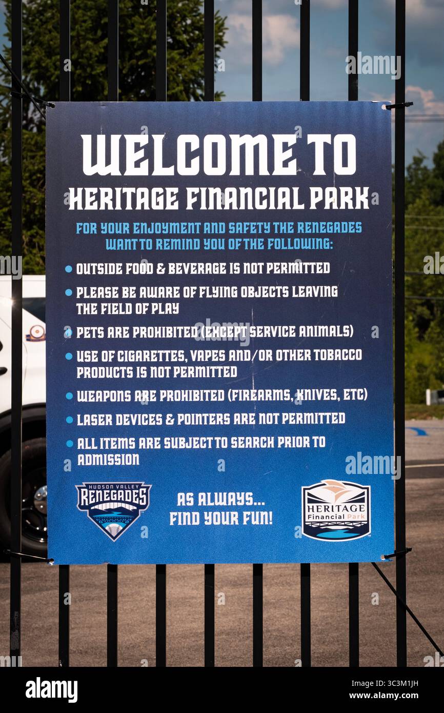 Un cartello fuori dall'Heritage Financial Park che stabilisce le regole. Il parco è sede della squadra di baseball Hudson Valley Renegades. Foto Stock