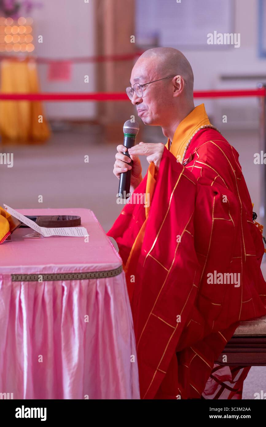L'abate del monastero di Chuang Yen conduce la cerimonia illuministica a di S Kuan Yin Bodhisattva a a Carmelo, New York. Foto Stock