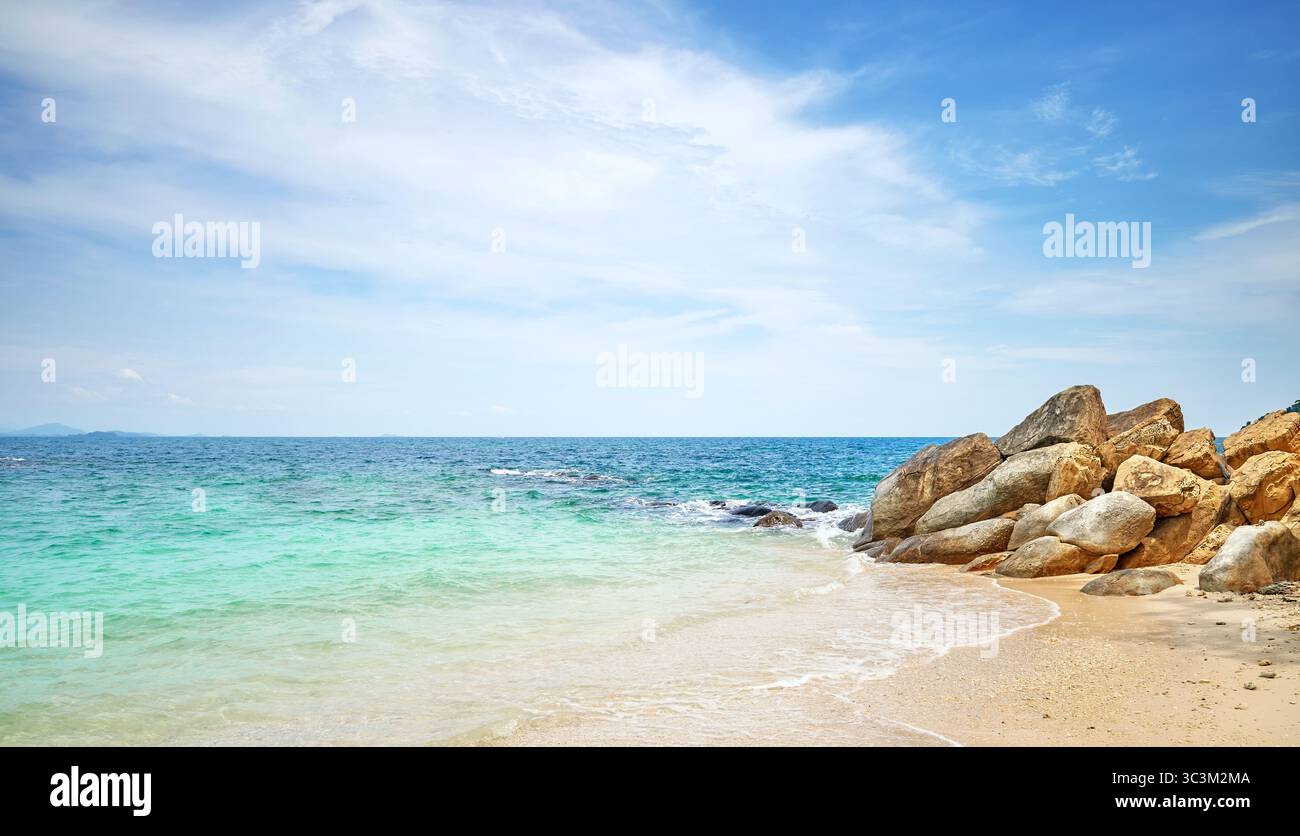 Spiaggia sull'Isola Mamutic, Parco Nazionale Tunku Abdul Rahman, Sabah, Malesia. Foto Stock