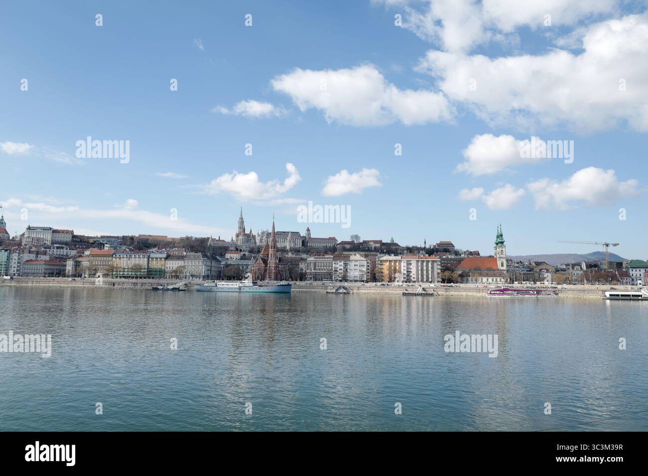 Budapest, castello della cattedrale ungherese, ponti sul Danubio Foto Stock