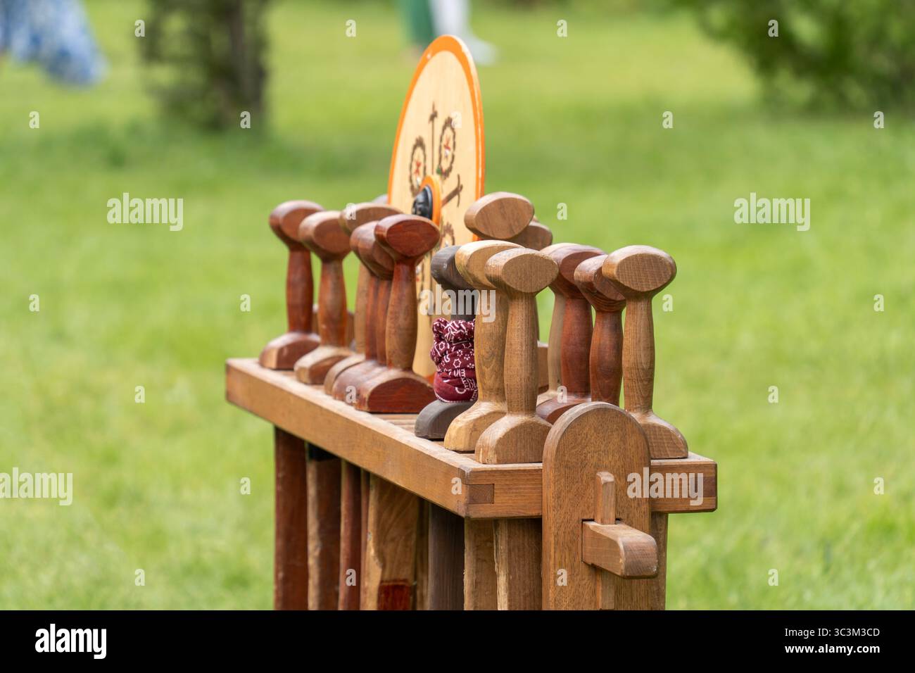 Antiche spade romane in legno, gladius in un campo militare Foto Stock