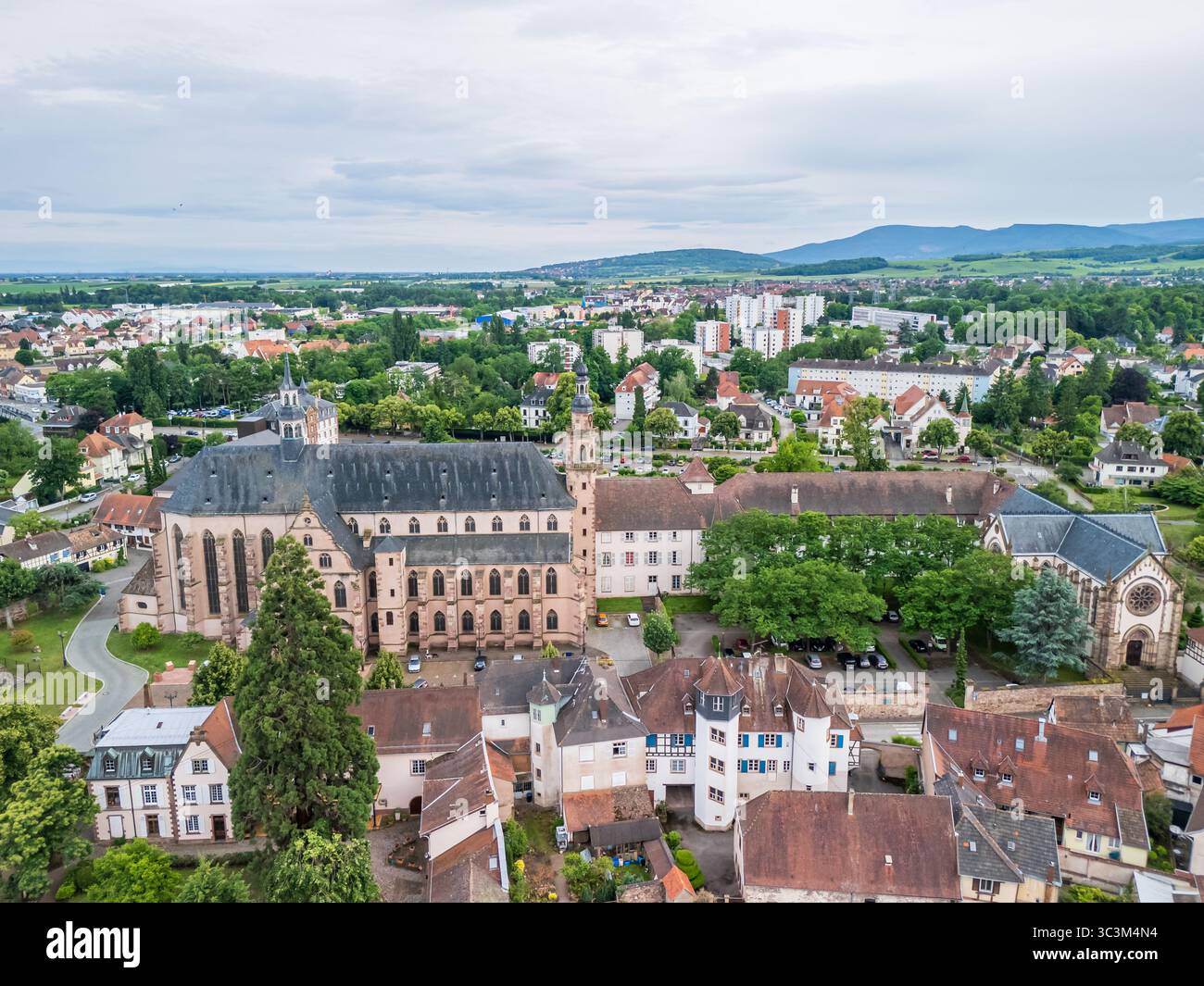 Volo serale sulla città di Molsheim, Grand Est, Francia Foto Stock