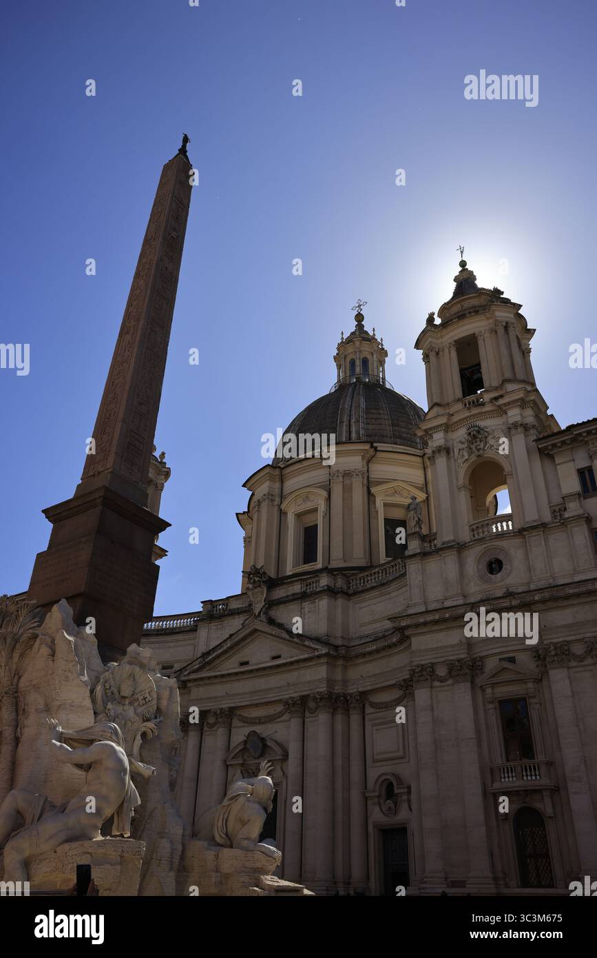 Sant'Agnese in Agone, una chiesa barocca del XVII secolo in Piazza Navona, Roma, Italia. Un punto di riferimento suggestivo con torri ornate e ricco detai architettonico Foto Stock