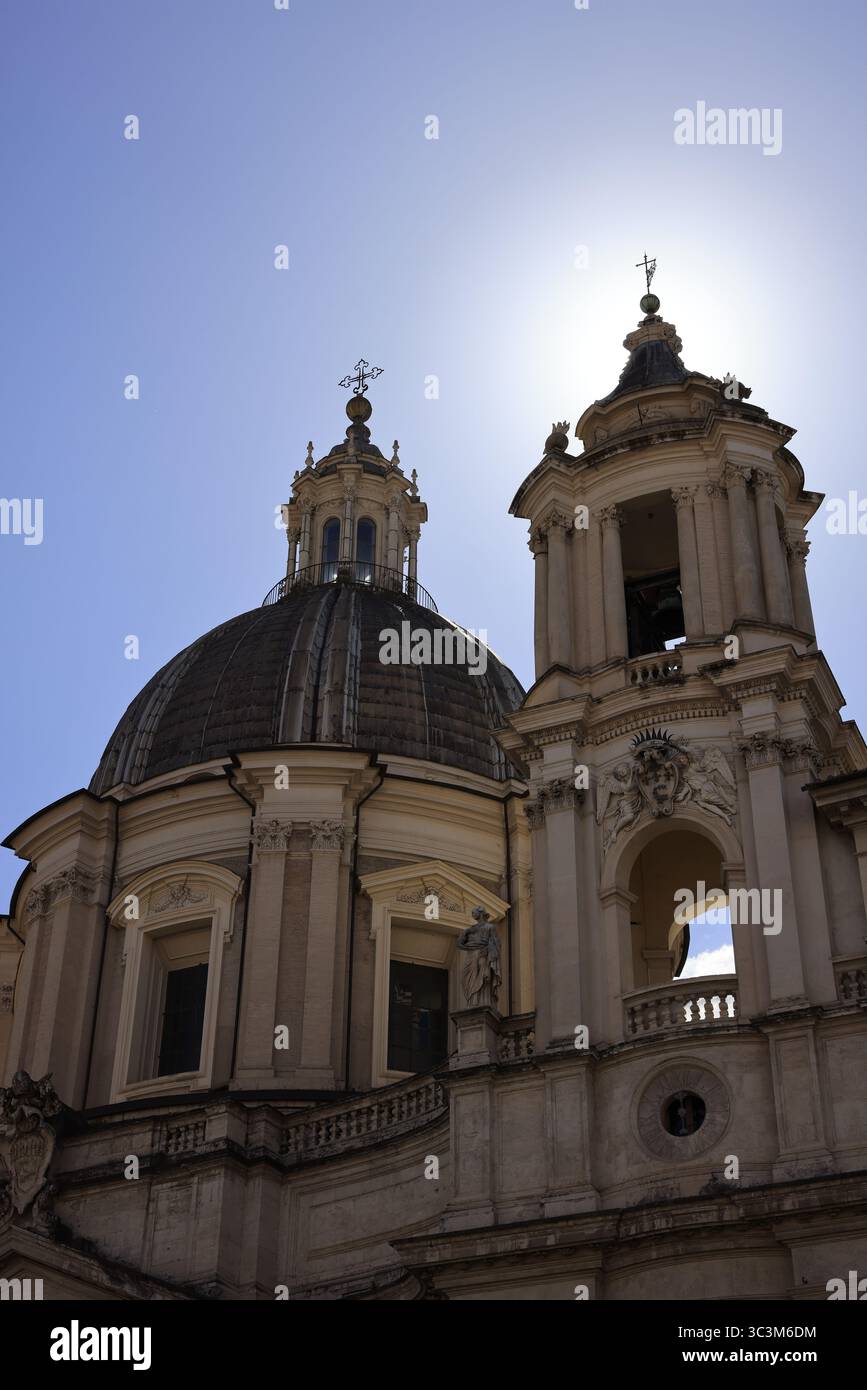 Sant'Agnese in Agone, una chiesa barocca del XVII secolo in Piazza Navona, Roma, Italia. Un punto di riferimento suggestivo con torri ornate e ricco detai architettonico Foto Stock