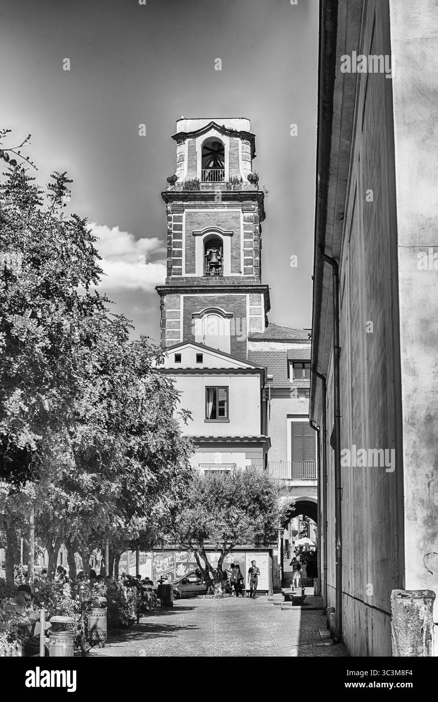 SORRENTO, ITALIA - 16 LUGLIO: Campana della Torre della Cattedrale di Sorrento nel centro di Sorrento, Italia, il 16 luglio 2017 Foto Stock