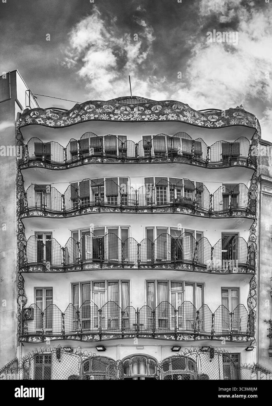 BARCELLONA - 9 AGOSTO: Facciata del cortile interno di Casa Batllo, rinomato edificio progettato da Antoni Gaudí e simbolo di Barcellona, Catal Foto Stock