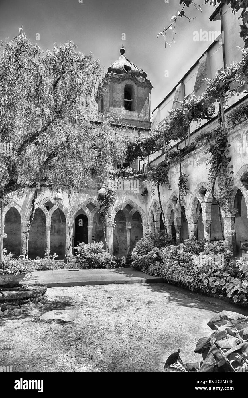 La Scenic chiostro di San Francesco d'Assisi la Chiesa a Sorrento, Italia Foto Stock
