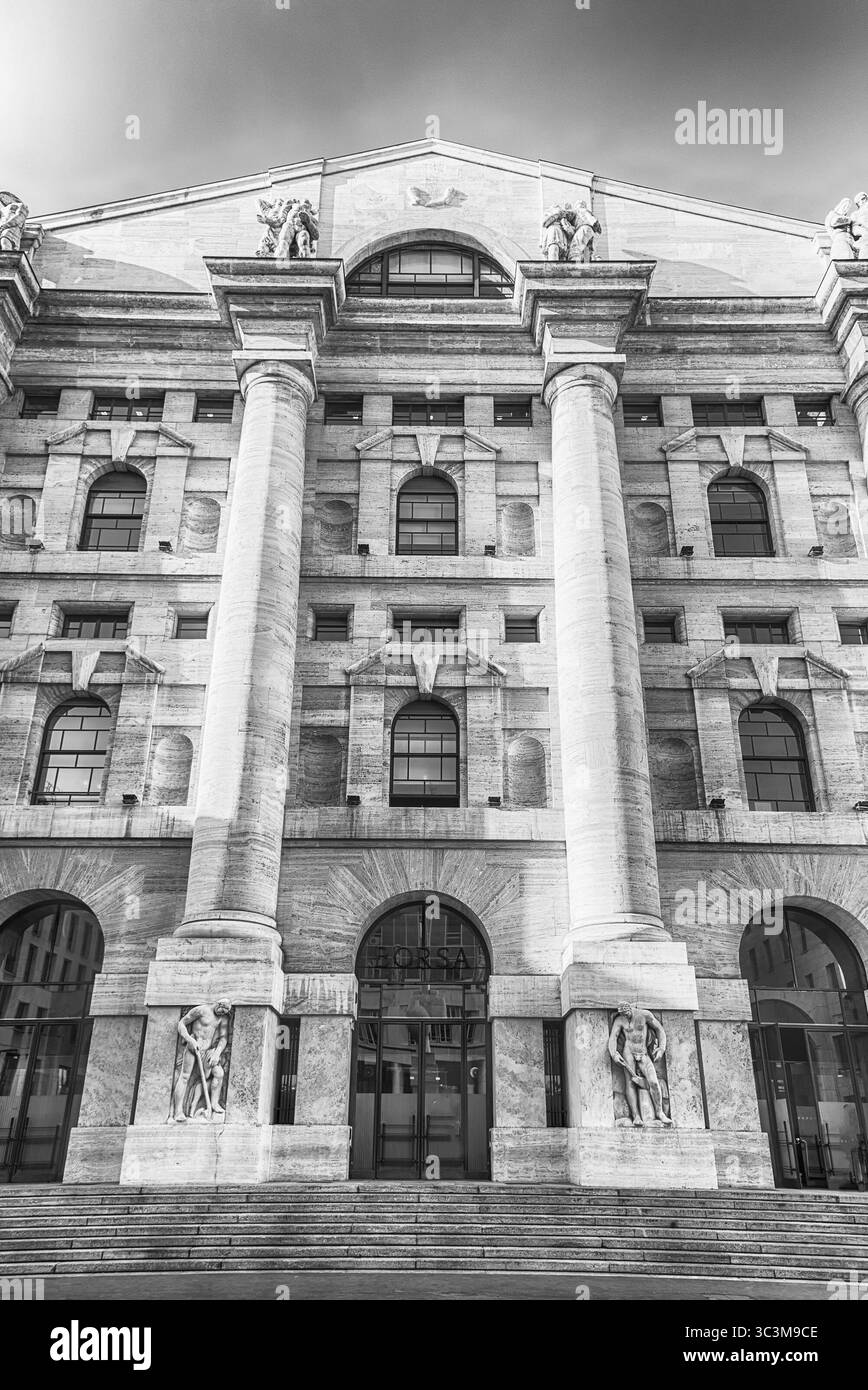 Facciata di Palazzo Mezzanotte (in inglese: Palazzo di mezzanotte), sede della Borsa Italiana a Milano Foto Stock