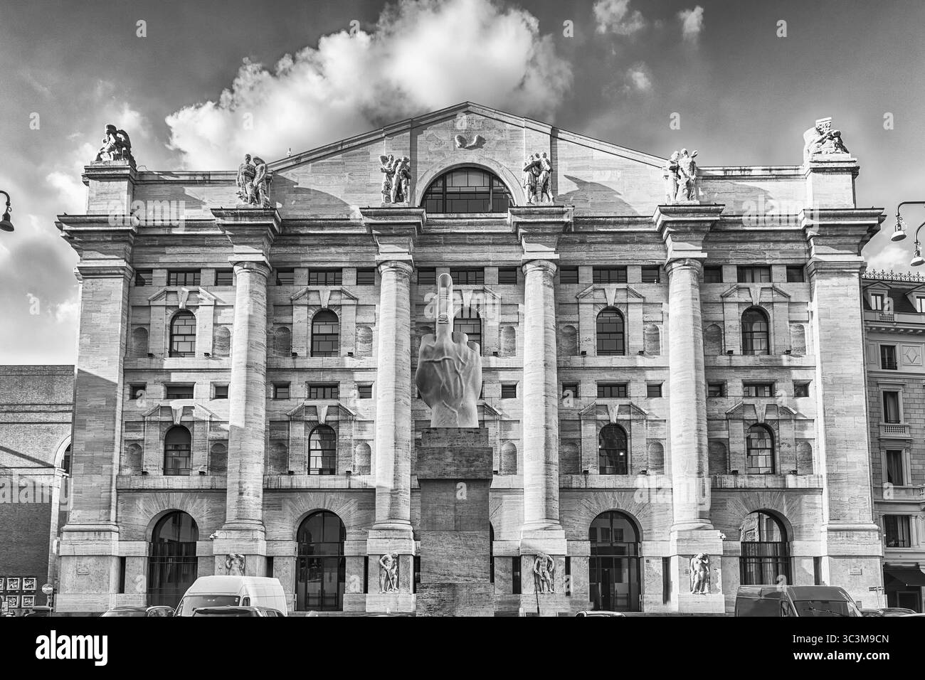 Facciata di Palazzo Mezzanotte (in inglese: Palazzo di mezzanotte), sede della Borsa Italiana a Milano Foto Stock