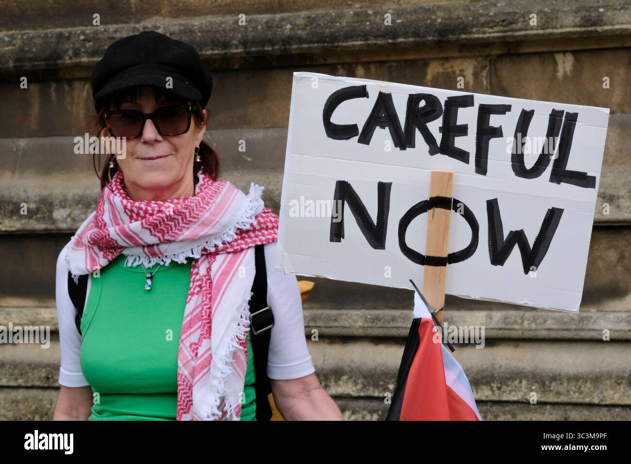 Bristol, Regno Unito. 26 luglio 2025. La Bristol Palestine Alliance detiene il diritto alla manifestazione di libertà di parola fuori dalla cattedrale di Bristol. Molti oratori hanno espresso preoccupazione per il fatto che il diritto alla libertà di parola sia stato eroso dal recente divieto del gruppo dell'Alleanza palestinese. Crediti: JMF News/Alamy Live News Foto Stock