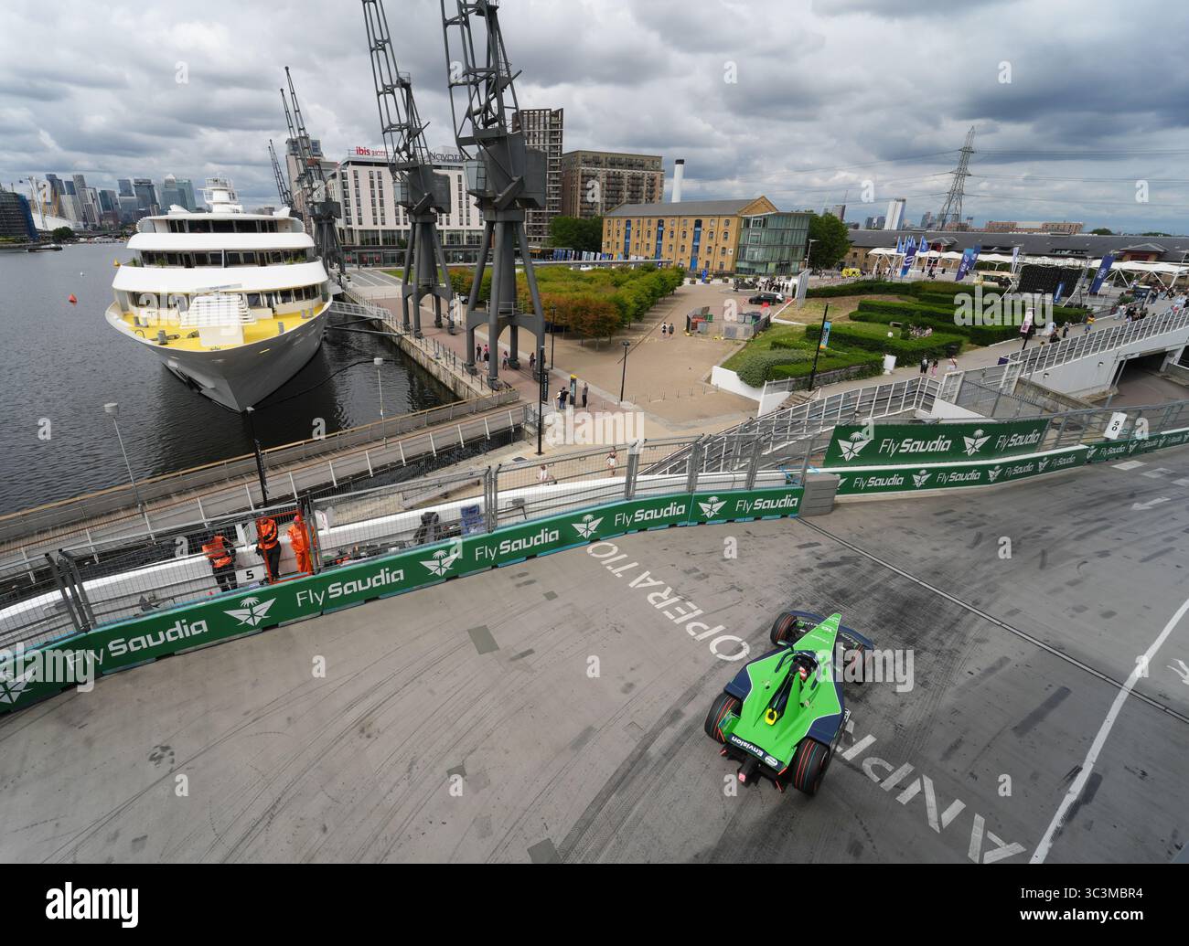 Sebastien Buemi nella Envision Racing durante una sessione di qualificazione per l'e-Prix di Londra 2025, ABB FIA Formula e World Championship, round 15 gara all'Excel di Londra. Data foto: Sabato 26 luglio 2025. Foto Stock