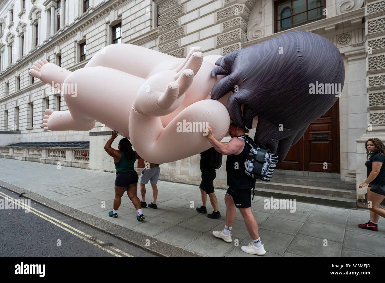 Londra, Regno Unito. 26 luglio 2025. Venere, personaggio gonfiabile di Beryl Cook, fa parte di "il trionfo dell'arte" dell'artista Jeremy Deller, una performance nazionale che celebra il bicentenario della National Gallery. La commissione culmina nella capitale con una processione lungo Whitehall e festeggiamenti a Trafalgar Square. Crediti: Stephen Chung / Alamy Live News Foto Stock Londra, Regno Unito. 26 luglio 2025. Venere, personaggio gonfiabile di Beryl Cook, fa parte di "il trionfo dell'arte" dell'artista Jeremy Deller, una performance nazionale che celebra il bicentenario della National Gallery. La commissione culmina nella capitale con una processione lungo Whitehall e festeggiamenti a Trafalgar Square. Crediti: Stephen Chung / Alamy Live News Foto Stock