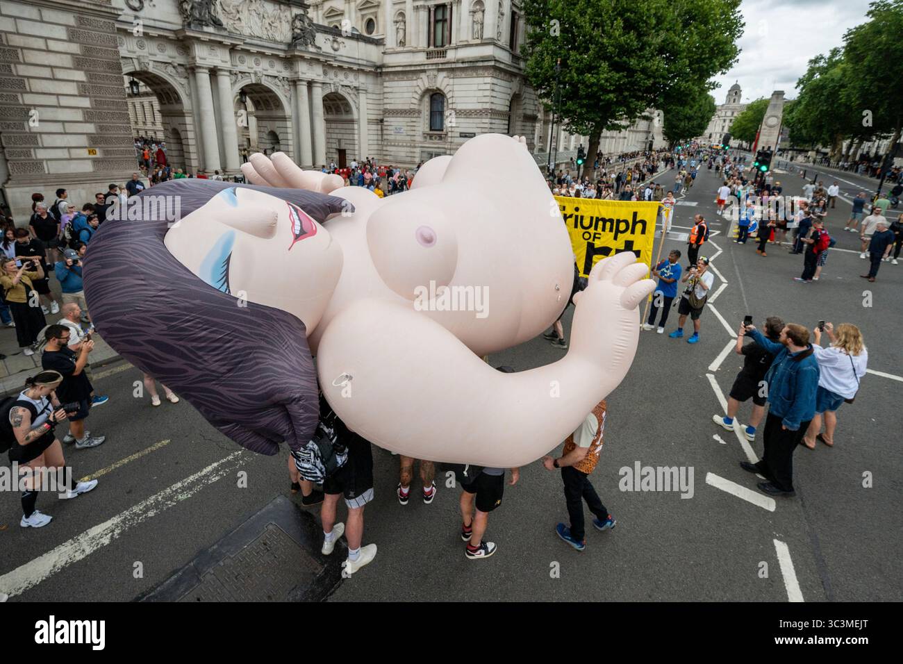 Londra, Regno Unito. 26 luglio 2025. Venere, personaggio gonfiabile di Beryl Cook, durante la processione come parte del "Trionfo dell'Arte" dell'artista Jeremy Deller, una performance a livello nazionale che celebra il bicentenario della Galleria Nazionale. La commissione culmina nella capitale con una processione lungo Whitehall e festeggiamenti a Trafalgar Square. Crediti: Stephen Chung / Alamy Live News Foto Stock Londra, Regno Unito. 26 luglio 2025. Venere, personaggio gonfiabile di Beryl Cook, durante la processione come parte del "Trionfo dell'Arte" dell'artista Jeremy Deller, una performance a livello nazionale che celebra il bicentenario della Galleria Nazionale. La commissione culmina nella capitale con una processione lungo Whitehall e festeggiamenti a Trafalgar Square. Crediti: Stephen Chung / Alamy Live News Foto Stock