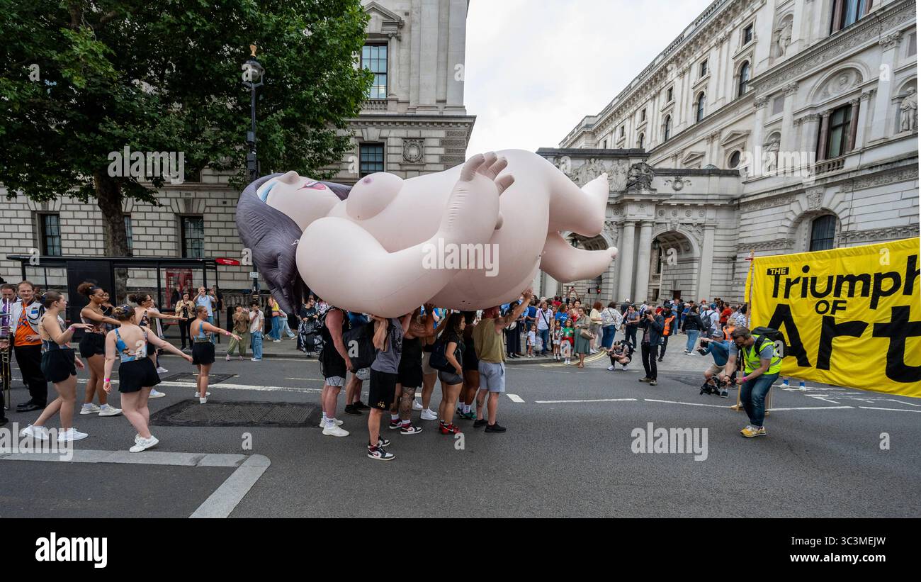 Londra, Regno Unito. 26 luglio 2025. Venere, personaggio gonfiabile di Beryl Cook, durante la processione come parte del "Trionfo dell'Arte" dell'artista Jeremy Deller, una performance a livello nazionale che celebra il bicentenario della Galleria Nazionale. La commissione culmina nella capitale con una processione lungo Whitehall e festeggiamenti a Trafalgar Square. Crediti: Stephen Chung / Alamy Live News Foto Stock Londra, Regno Unito. 26 luglio 2025. Venere, personaggio gonfiabile di Beryl Cook, durante la processione come parte del "Trionfo dell'Arte" dell'artista Jeremy Deller, una performance a livello nazionale che celebra il bicentenario della Galleria Nazionale. La commissione culmina nella capitale con una processione lungo Whitehall e festeggiamenti a Trafalgar Square. Crediti: Stephen Chung / Alamy Live News Foto Stock