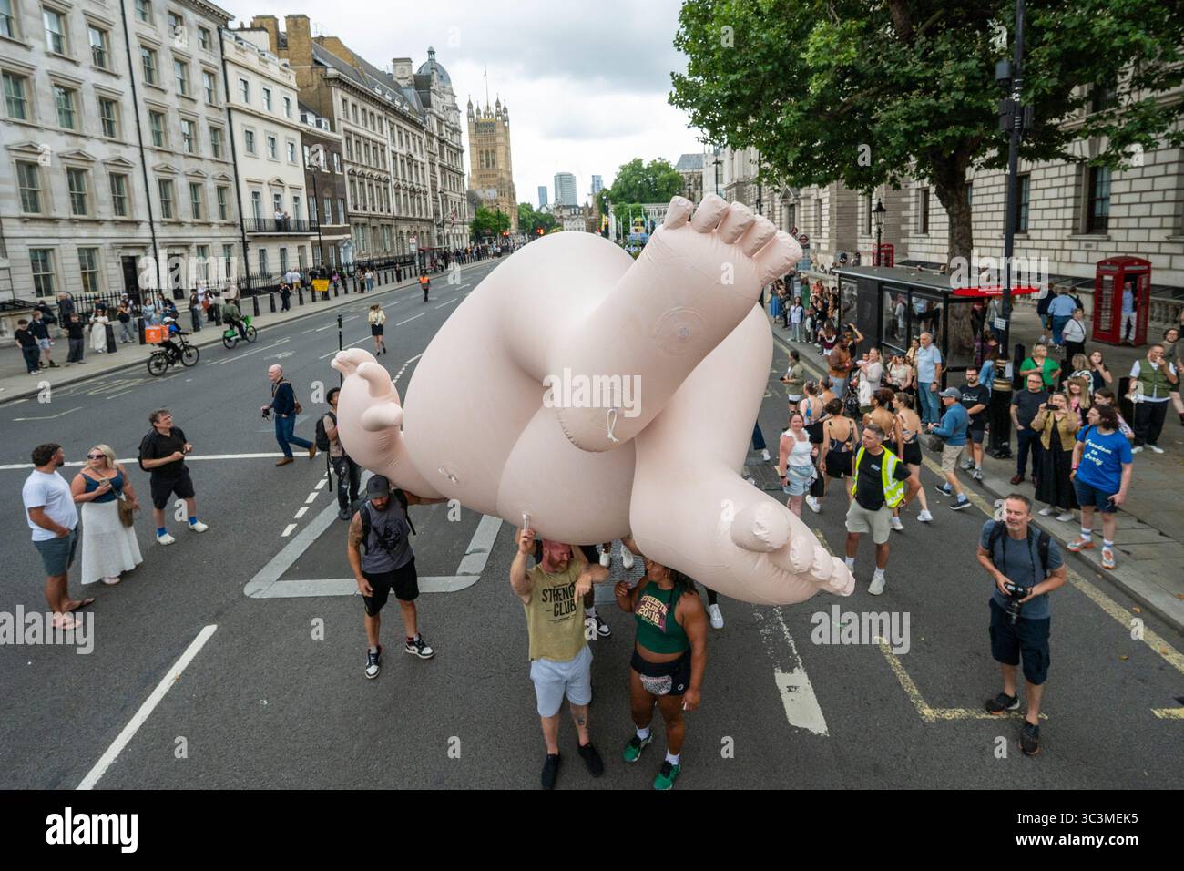 Londra, Regno Unito. 26 luglio 2025. Venere, personaggio gonfiabile di Beryl Cook, durante la processione come parte del "Trionfo dell'Arte" dell'artista Jeremy Deller, una performance a livello nazionale che celebra il bicentenario della Galleria Nazionale. La commissione culmina nella capitale con una processione lungo Whitehall e festeggiamenti a Trafalgar Square. Crediti: Stephen Chung / Alamy Live News Foto Stock Londra, Regno Unito. 26 luglio 2025. Venere, personaggio gonfiabile di Beryl Cook, durante la processione come parte del "Trionfo dell'Arte" dell'artista Jeremy Deller, una performance a livello nazionale che celebra il bicentenario della Galleria Nazionale. La commissione culmina nella capitale con una processione lungo Whitehall e festeggiamenti a Trafalgar Square. Crediti: Stephen Chung / Alamy Live News Foto Stock