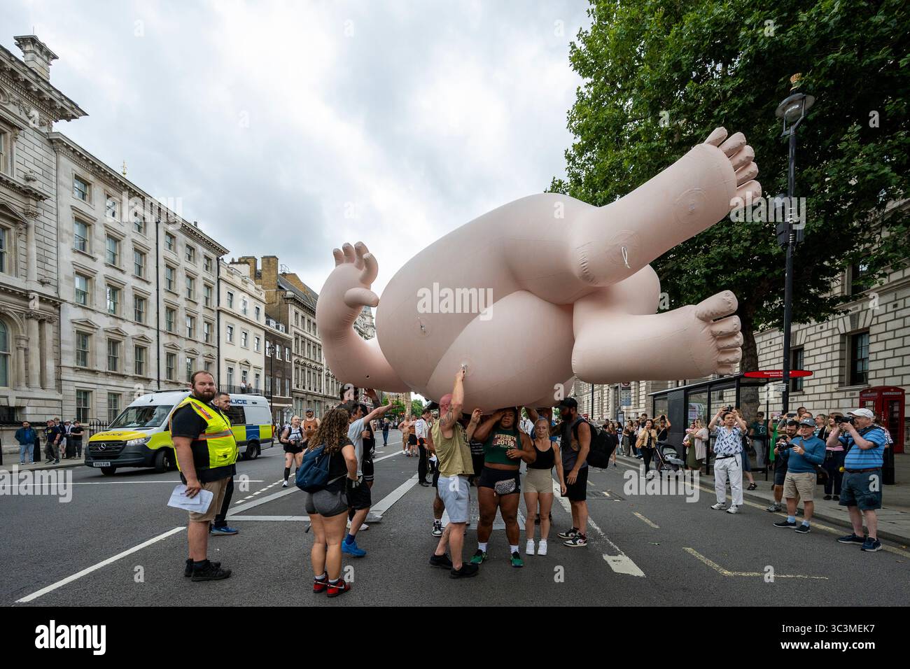 Londra, Regno Unito. 26 luglio 2025. Venere, personaggio gonfiabile di Beryl Cook, durante la processione come parte del "Trionfo dell'Arte" dell'artista Jeremy Deller, una performance a livello nazionale che celebra il bicentenario della Galleria Nazionale. La commissione culmina nella capitale con una processione lungo Whitehall e festeggiamenti a Trafalgar Square. Crediti: Stephen Chung / Alamy Live News Foto Stock Londra, Regno Unito. 26 luglio 2025. Venere, personaggio gonfiabile di Beryl Cook, durante la processione come parte del "Trionfo dell'Arte" dell'artista Jeremy Deller, una performance a livello nazionale che celebra il bicentenario della Galleria Nazionale. La commissione culmina nella capitale con una processione lungo Whitehall e festeggiamenti a Trafalgar Square. Crediti: Stephen Chung / Alamy Live News Foto Stock