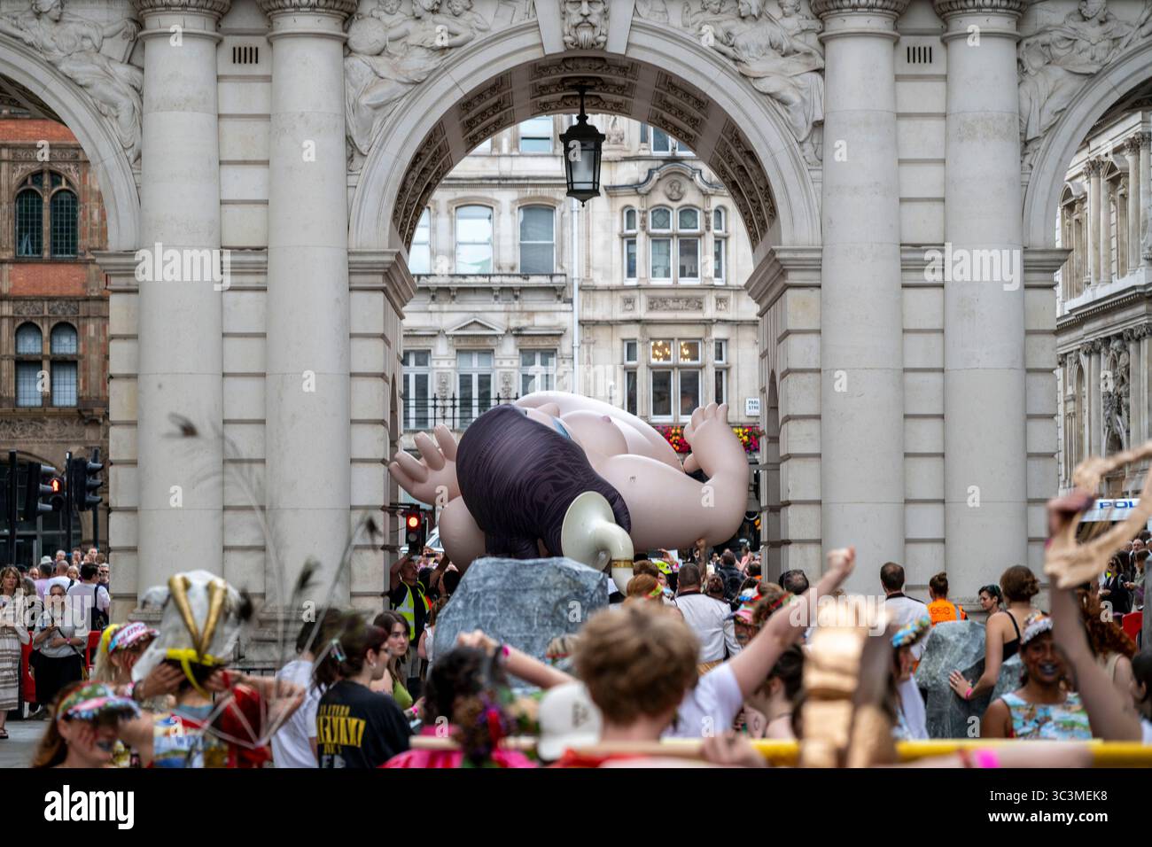 Londra, Regno Unito. 26 luglio 2025. Venere, personaggio gonfiabile di Beryl Cook, è stato mosso come parte del "Trionfo dell'Arte" dall'artista Jeremy Deller, una performance nazionale che celebra il bicentenario della Galleria Nazionale. La commissione culmina nella capitale con una processione lungo Whitehall e festeggiamenti a Trafalgar Square. Crediti: Stephen Chung / Alamy Live News Foto Stock Londra, Regno Unito. 26 luglio 2025. Venere, personaggio gonfiabile di Beryl Cook, è stato mosso come parte del "Trionfo dell'Arte" dall'artista Jeremy Deller, una performance nazionale che celebra il bicentenario della Galleria Nazionale. La commissione culmina nella capitale con una processione lungo Whitehall e festeggiamenti a Trafalgar Square. Crediti: Stephen Chung / Alamy Live News Foto Stock