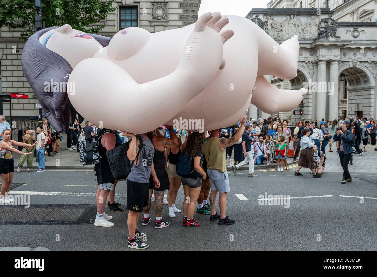 Londra, Regno Unito. 26 luglio 2025. Venere, personaggio gonfiabile di Beryl Cook, durante la processione come parte del "Trionfo dell'Arte" dell'artista Jeremy Deller, una performance a livello nazionale che celebra il bicentenario della Galleria Nazionale. La commissione culmina nella capitale con una processione lungo Whitehall e festeggiamenti a Trafalgar Square. Crediti: Stephen Chung / Alamy Live News Foto Stock Londra, Regno Unito. 26 luglio 2025. Venere, personaggio gonfiabile di Beryl Cook, durante la processione come parte del "Trionfo dell'Arte" dell'artista Jeremy Deller, una performance a livello nazionale che celebra il bicentenario della Galleria Nazionale. La commissione culmina nella capitale con una processione lungo Whitehall e festeggiamenti a Trafalgar Square. Crediti: Stephen Chung / Alamy Live News Foto Stock