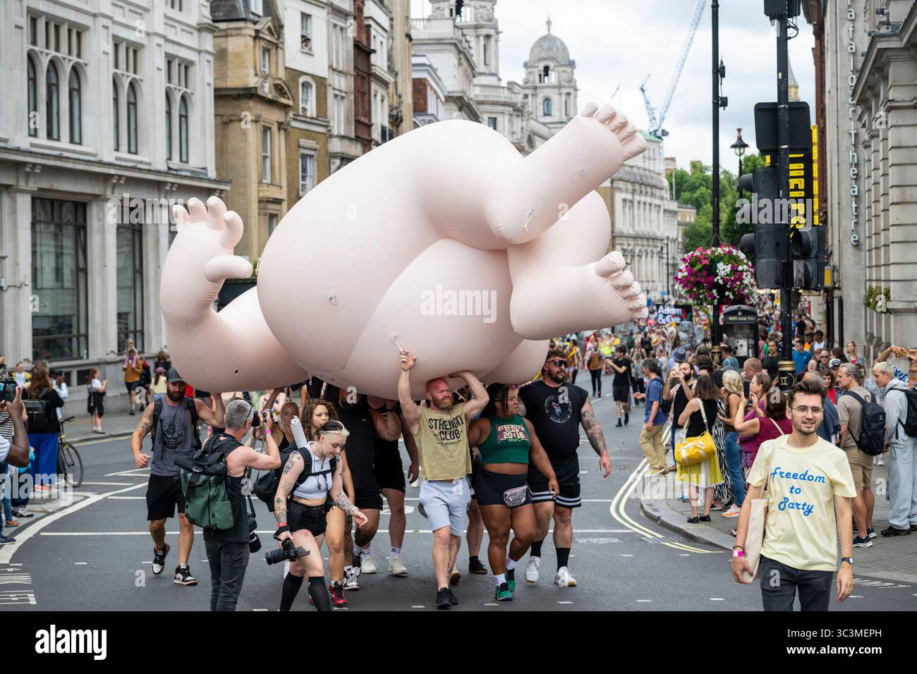 Londra, Regno Unito. 26 luglio 2025. Venere, personaggio gonfiabile di Beryl Cook, durante la processione come parte del "Trionfo dell'Arte" dell'artista Jeremy Deller, una performance a livello nazionale che celebra il bicentenario della Galleria Nazionale. La commissione culmina nella capitale con una processione lungo Whitehall e festeggiamenti a Trafalgar Square. Crediti: Stephen Chung / Alamy Live News Foto Stock Londra, Regno Unito. 26 luglio 2025. Venere, personaggio gonfiabile di Beryl Cook, durante la processione come parte del "Trionfo dell'Arte" dell'artista Jeremy Deller, una performance a livello nazionale che celebra il bicentenario della Galleria Nazionale. La commissione culmina nella capitale con una processione lungo Whitehall e festeggiamenti a Trafalgar Square. Crediti: Stephen Chung / Alamy Live News Foto Stock