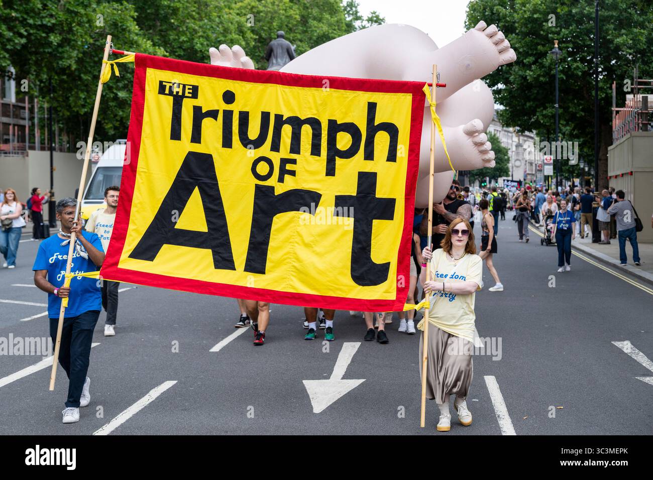 Londra, Regno Unito. 26 luglio 2025. Venere, personaggio gonfiabile di Beryl Cook, durante la processione come parte del "Trionfo dell'Arte" dell'artista Jeremy Deller, una performance a livello nazionale che celebra il bicentenario della Galleria Nazionale. La commissione culmina nella capitale con una processione lungo Whitehall e festeggiamenti a Trafalgar Square. Crediti: Stephen Chung / Alamy Live News Foto Stock Londra, Regno Unito. 26 luglio 2025. Venere, personaggio gonfiabile di Beryl Cook, durante la processione come parte del "Trionfo dell'Arte" dell'artista Jeremy Deller, una performance a livello nazionale che celebra il bicentenario della Galleria Nazionale. La commissione culmina nella capitale con una processione lungo Whitehall e festeggiamenti a Trafalgar Square. Crediti: Stephen Chung / Alamy Live News Foto Stock
