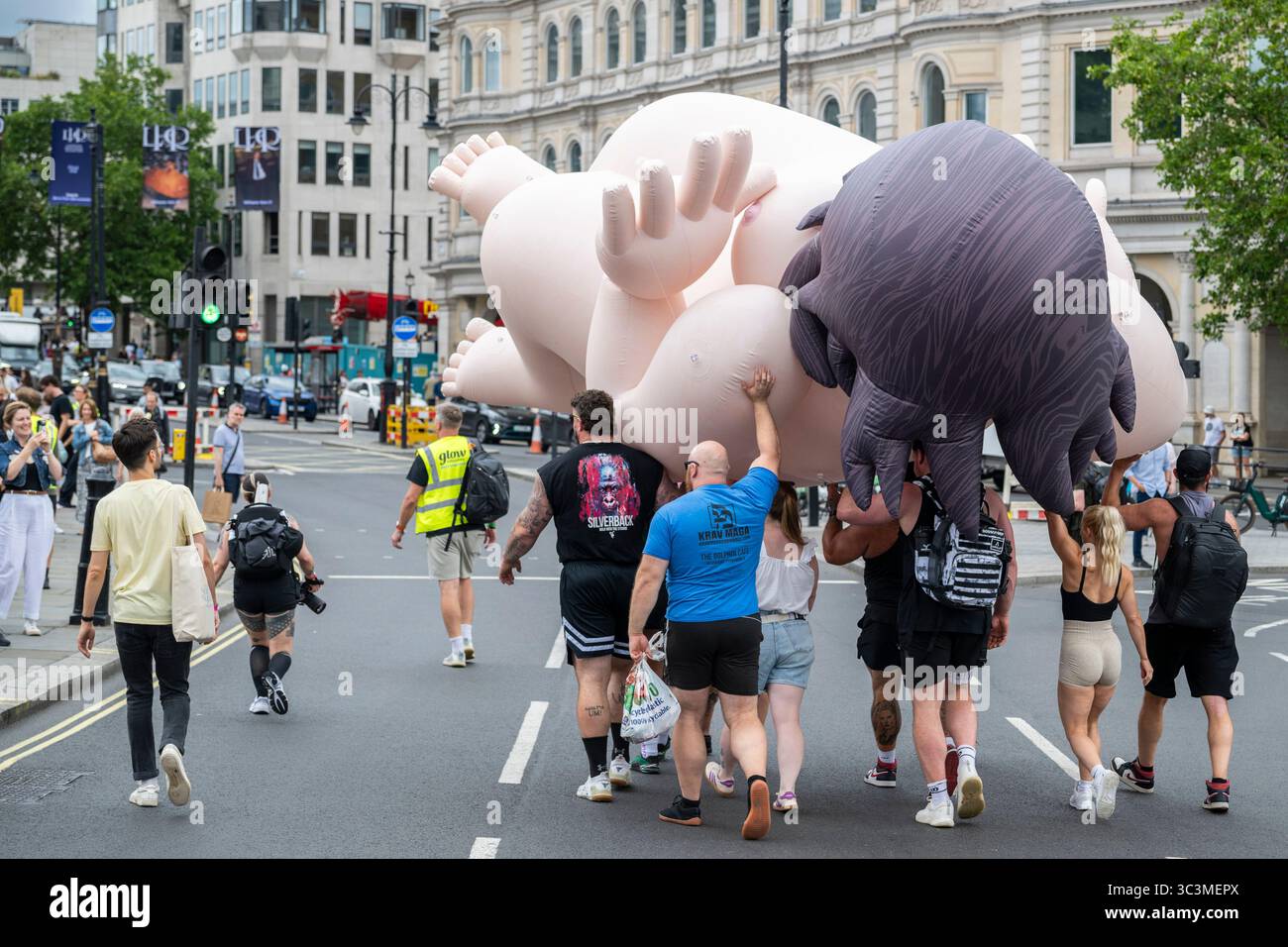 Londra, Regno Unito. 26 luglio 2025. Venere, personaggio gonfiabile di Beryl Cook, durante la processione come parte del "Trionfo dell'Arte" dell'artista Jeremy Deller, una performance a livello nazionale che celebra il bicentenario della Galleria Nazionale. La commissione culmina nella capitale con una processione lungo Whitehall e festeggiamenti a Trafalgar Square. Crediti: Stephen Chung / Alamy Live News Foto Stock Londra, Regno Unito. 26 luglio 2025. Venere, personaggio gonfiabile di Beryl Cook, durante la processione come parte del "Trionfo dell'Arte" dell'artista Jeremy Deller, una performance a livello nazionale che celebra il bicentenario della Galleria Nazionale. La commissione culmina nella capitale con una processione lungo Whitehall e festeggiamenti a Trafalgar Square. Crediti: Stephen Chung / Alamy Live News Foto Stock