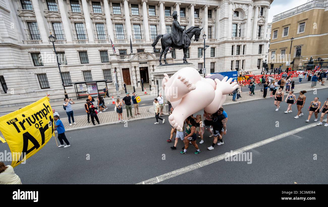 Londra, Regno Unito. 26 luglio 2025. Venere, personaggio gonfiabile di Beryl Cook, durante la processione come parte del "Trionfo dell'Arte" dell'artista Jeremy Deller, una performance a livello nazionale che celebra il bicentenario della Galleria Nazionale. La commissione culmina nella capitale con una processione lungo Whitehall e festeggiamenti a Trafalgar Square. Crediti: Stephen Chung / Alamy Live News Foto Stock Londra, Regno Unito. 26 luglio 2025. Venere, personaggio gonfiabile di Beryl Cook, durante la processione come parte del "Trionfo dell'Arte" dell'artista Jeremy Deller, una performance a livello nazionale che celebra il bicentenario della Galleria Nazionale. La commissione culmina nella capitale con una processione lungo Whitehall e festeggiamenti a Trafalgar Square. Crediti: Stephen Chung / Alamy Live News Foto Stock