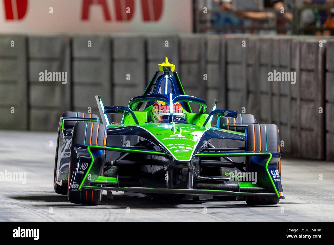 Excel Centre, Londra, Regno Unito. 26 luglio 2025. 2025 Marvel Fantastic Four London e Prix, Round 15; Envision Racing driver Robin Frijns con la sua Jaguar i-Type 7 durante le qualifiche Credit: Action Plus Sports/Alamy Live News Foto Stock