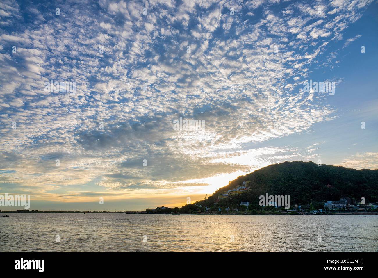 Brillante alba sul monte Chau vicino alla laguna di Dong ho a ha Tien, Kien Giang, Vietnam Foto Stock