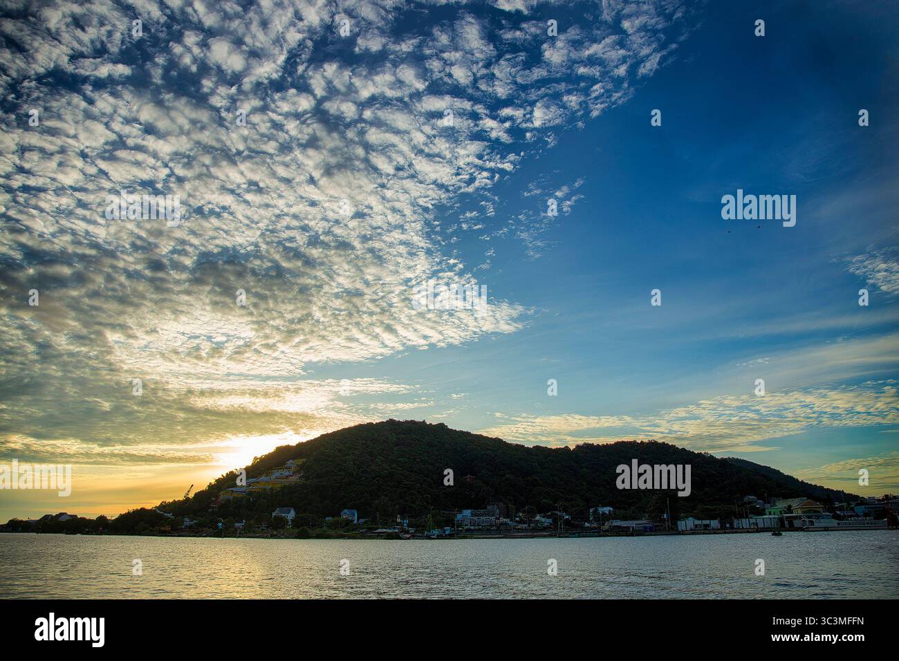 Brillante alba sul monte Chau vicino alla laguna di Dong ho a ha Tien, Kien Giang, Vietnam Foto Stock