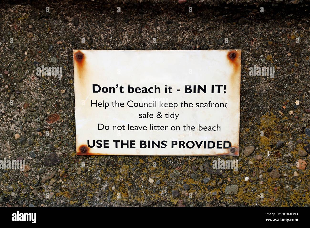 Vecchio cartello "Keep the Beach Clean" in una spiaggia costiera Foto Stock