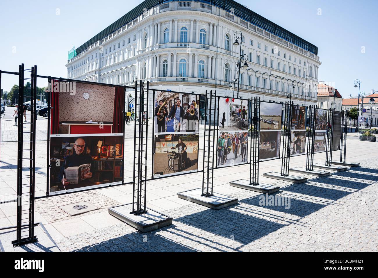 Varsavia, Polonia - 02 luglio 2025: Mostra fotografica all'aperto che mostra momenti culturali e architettura locale a Varsavia in Polonia. Foto Stock