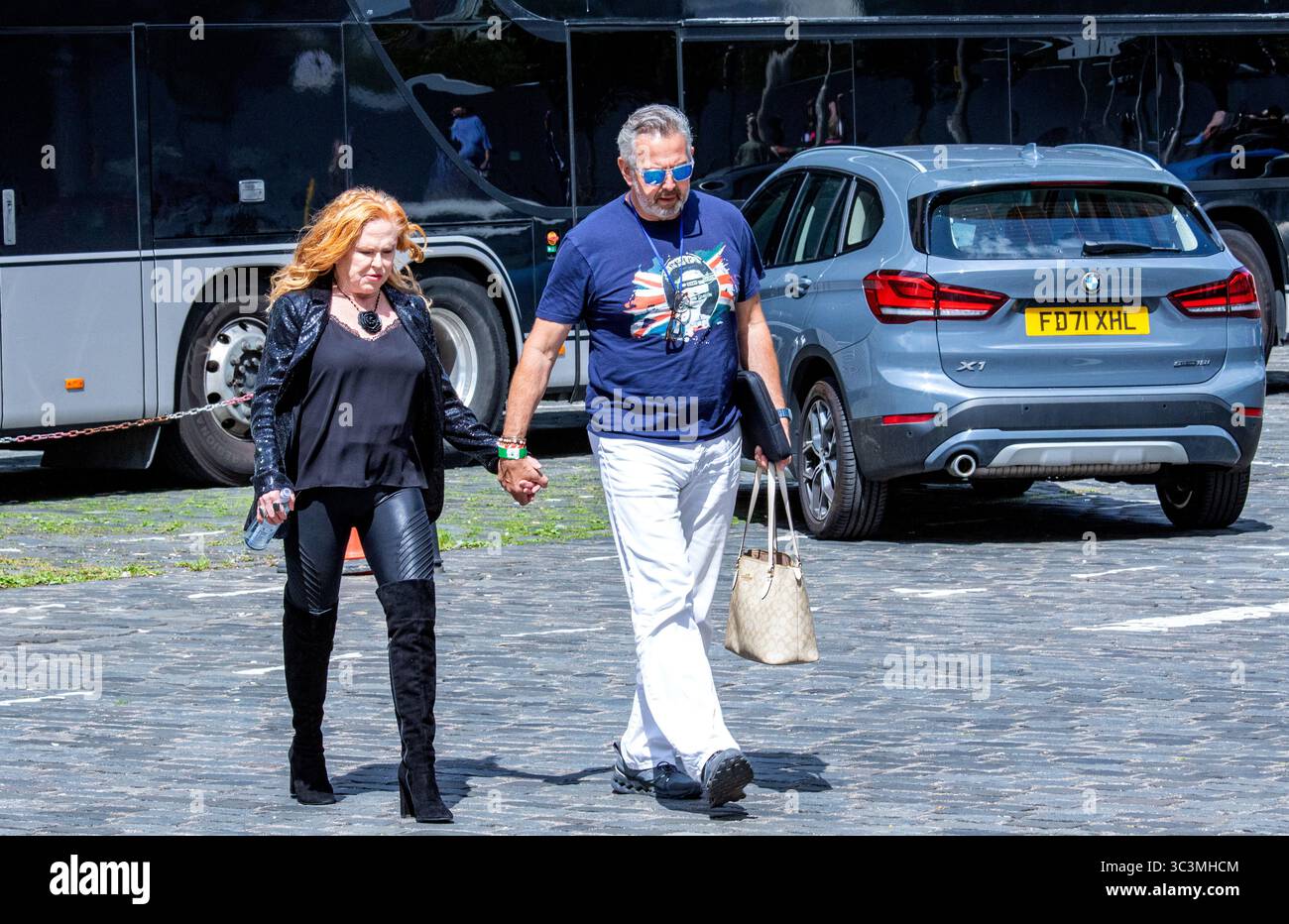 Dundee, Tayside, Scozia, Regno Unito. 26 luglio 2025. Carol Decker della band degli anni '1980 T'Pau con suo marito Richard Coates arriva dietro le quinte ai Dundee Slessor Gardens. Il Discovery Festival di Dundee ospita il Calling degli anni '80, uno spettacolo musicale con band degli anni '1980 Dal 25 al 27 luglio 2025. Crediti: Dundee Photographics/Alamy Live News Foto Stock