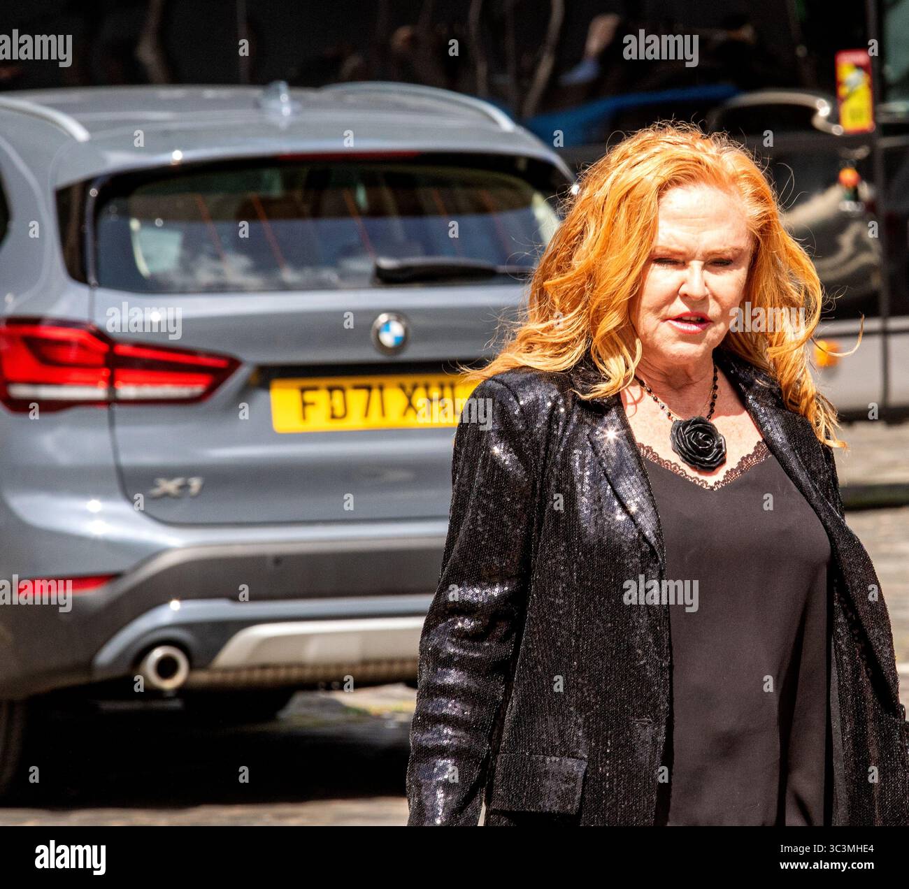 Dundee, Tayside, Scozia, Regno Unito. 26 luglio 2025. Carol Decker della band degli anni '1980 T'Pau con suo marito Richard Coates arriva dietro le quinte ai Dundee Slessor Gardens. Il Discovery Festival di Dundee ospita il Calling degli anni '80, uno spettacolo musicale con band degli anni '1980 Dal 25 al 27 luglio 2025. Crediti: Dundee Photographics/Alamy Live News Foto Stock