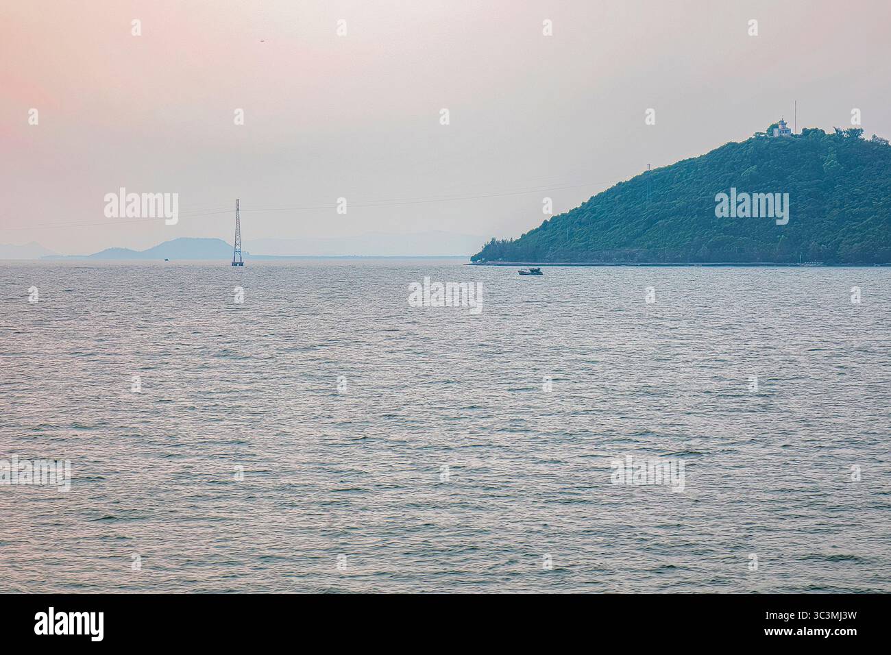 MUI Nai - un capo che si protende nel mare come un cervo disteso sull'acqua potabile - uno dei dieci famosi paesaggi storici di ha Tien, Vietnam Foto Stock