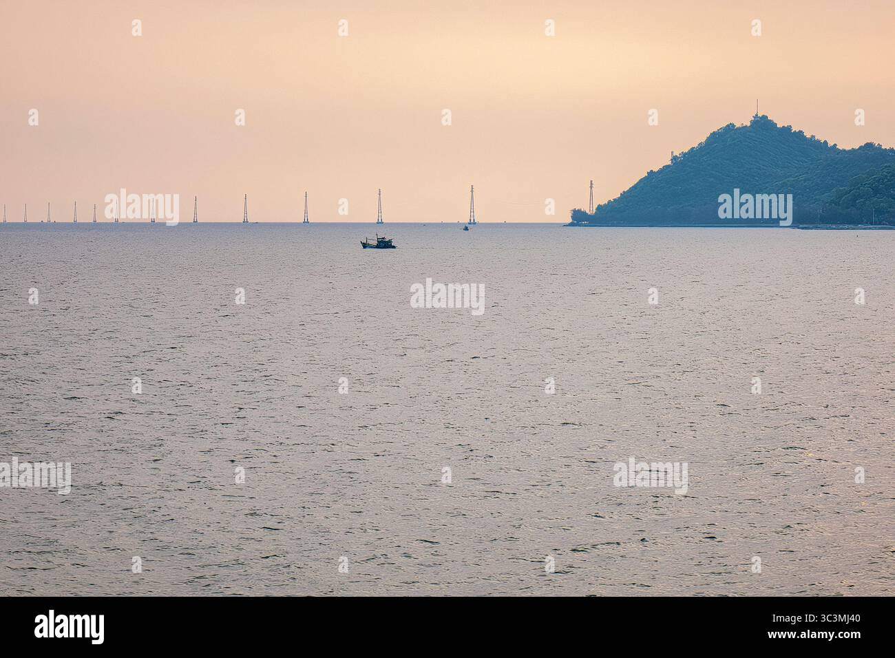 MUI Nai - un capo che si protende nel mare come un cervo disteso sull'acqua potabile - uno dei dieci famosi paesaggi storici di ha Tien, Vietnam Foto Stock