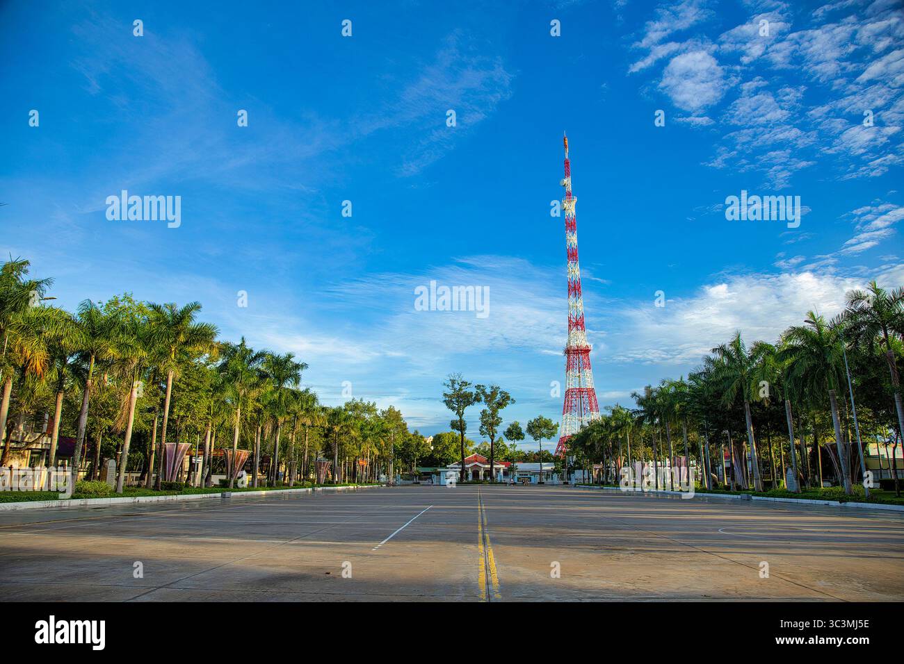 HA TIEN, VIETNAM - 4 DICEMBRE 2022: Il bellissimo municipio di ha Tien è situato in un campus alberato verde. Foto Stock