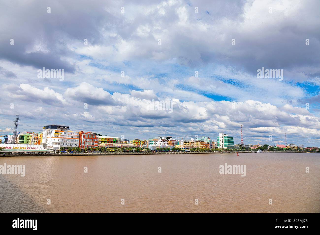 La bellissima piccola città costiera di ha Tien (Kien Giang, Vietnam), un tempo vivace città portuale, fu costruita da Mac Cuu a metà del XVII secolo. Foto Stock
