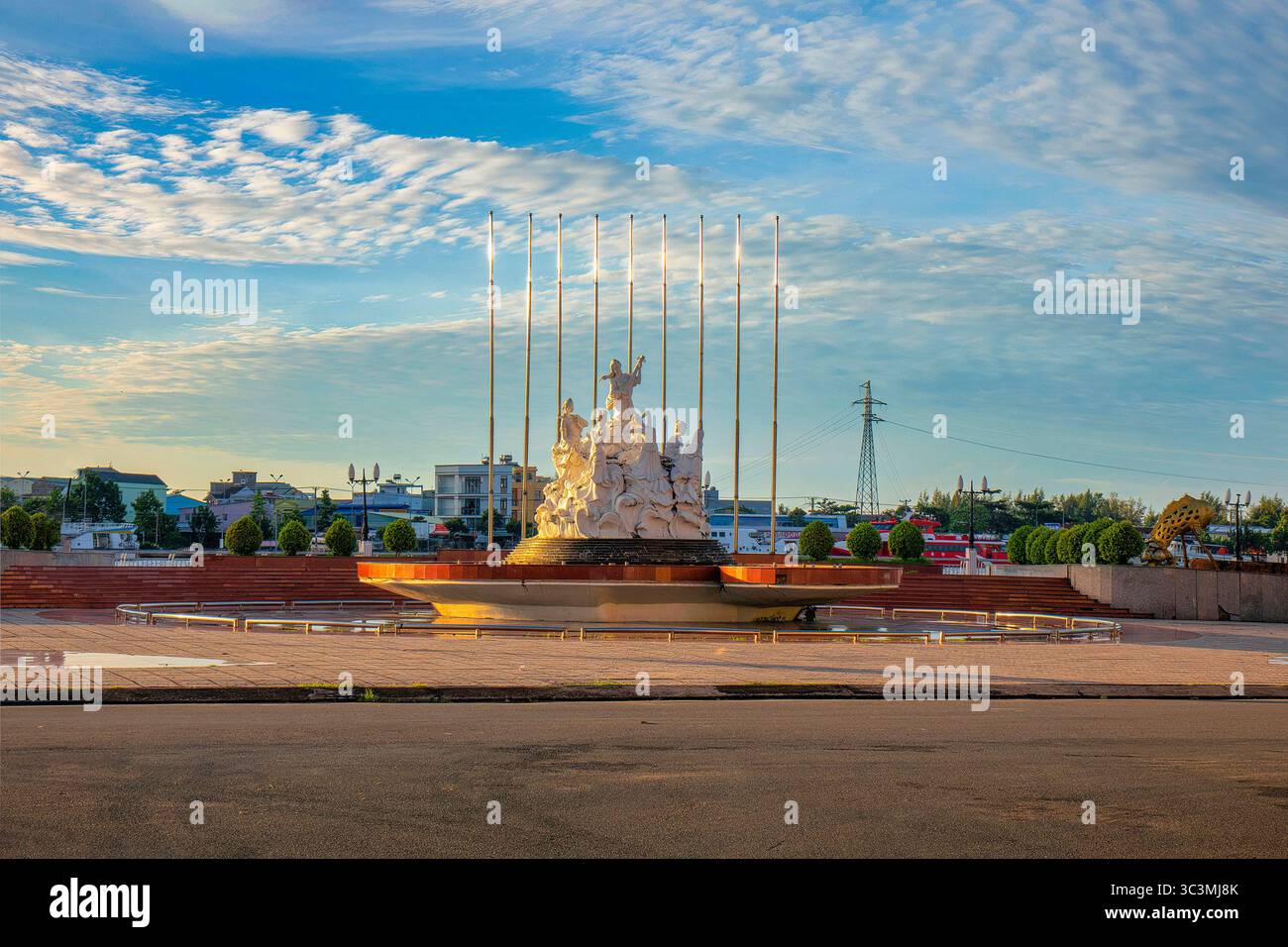 HA TIEN, VIETNAM - 4 dicembre 2022: Il Monumento delle sette fate nel Parco cittadino di ha Tien alla luce dell'alba sulle rive del Lago Dong ho Foto Stock